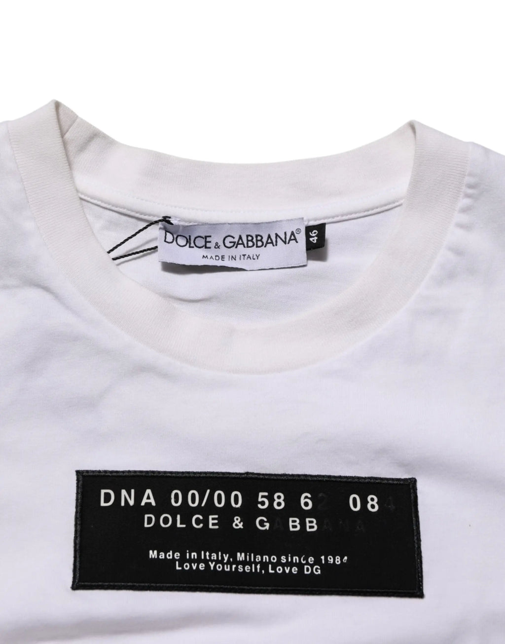 T shirt blanc dolce gabbana en coton avec patch noir rectangulaire logo et texte blanc col rond homme