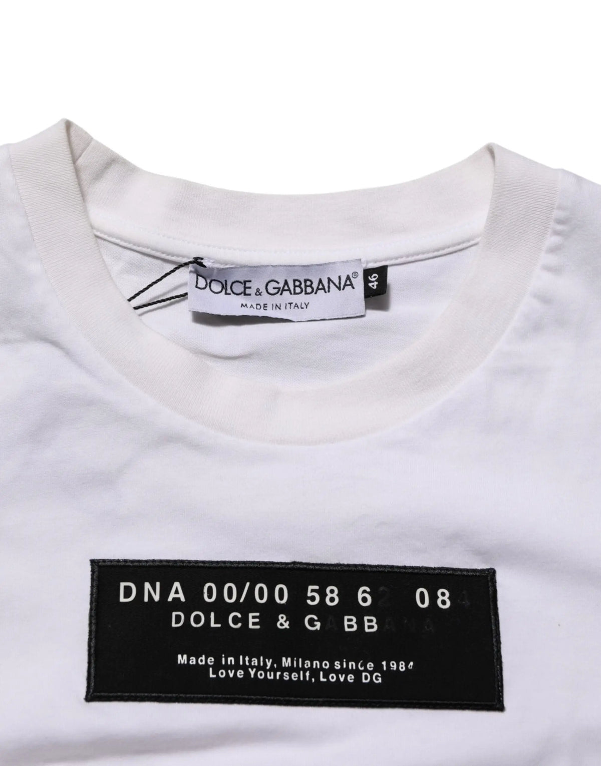T shirt blanc dolce gabbana en coton avec patch noir rectangulaire logo et texte blanc col rond homme