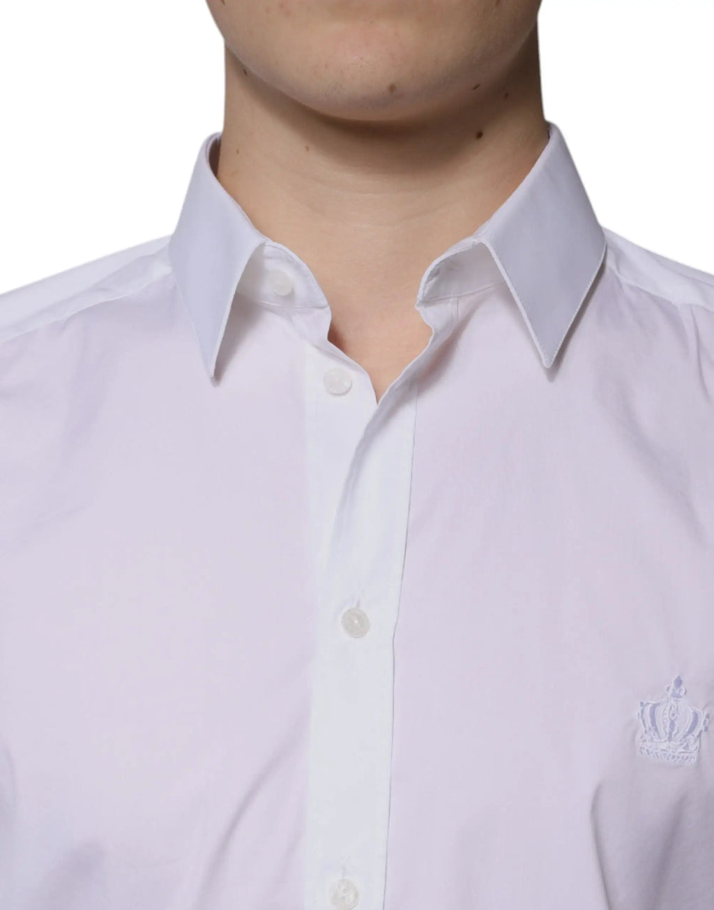 Chemise blanche dolce et gabbana en coton à manches longues avec logo brodé subtil sur la poitrine gauche
