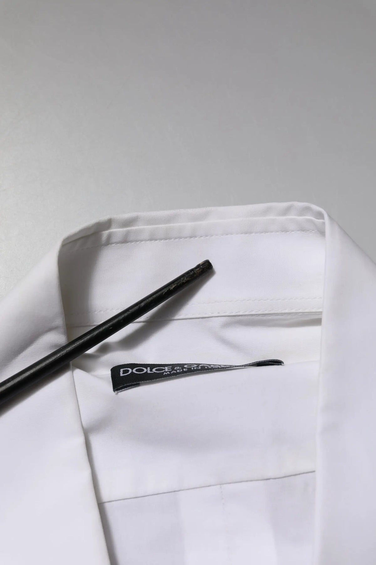 Col blanc dolce gabbana en coton avec col de chemise et étiquette noire visible sur une chemise formelle à manches longues