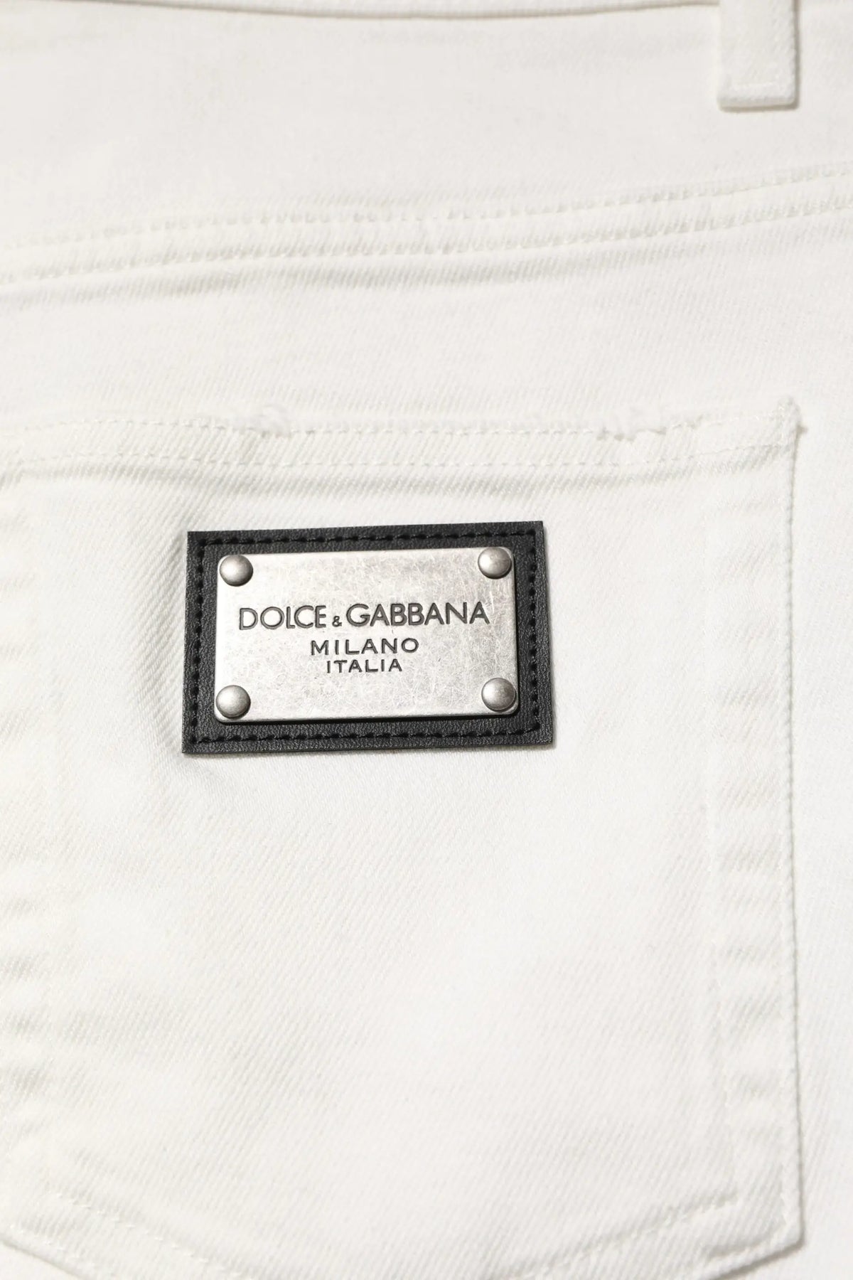 Jeans denim homme blancs en coton dolce gabbana avec patch cuir noir rivets argentés logo milano italia à larrière