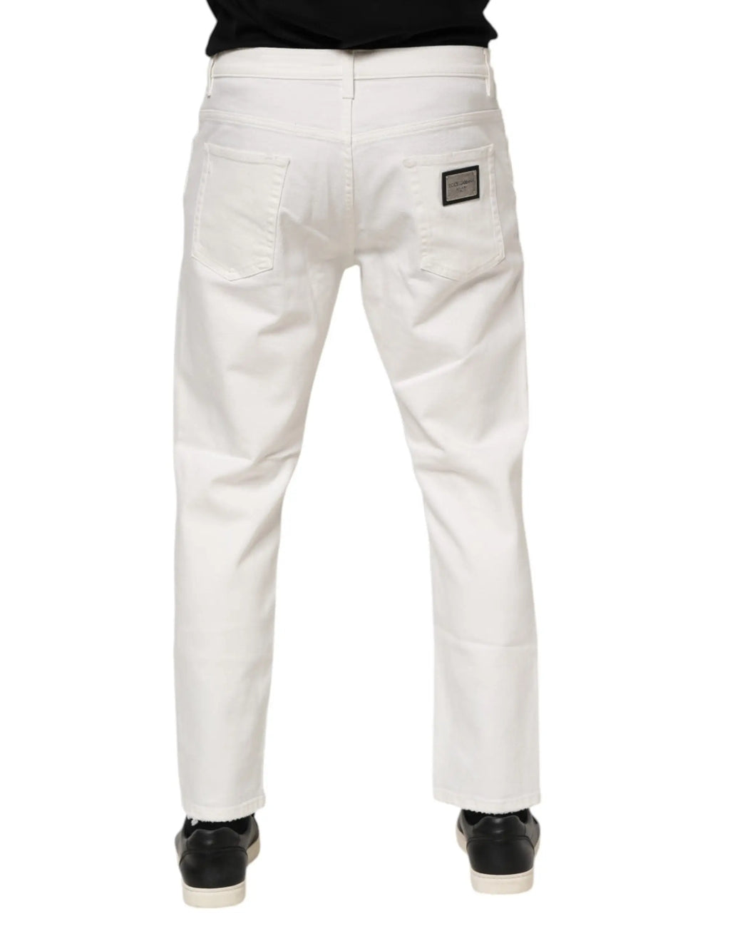 Jeans blancs en denim coton dolce & gabbana pour homme avec un patch noir rectangulaire sur la poche arrière droite