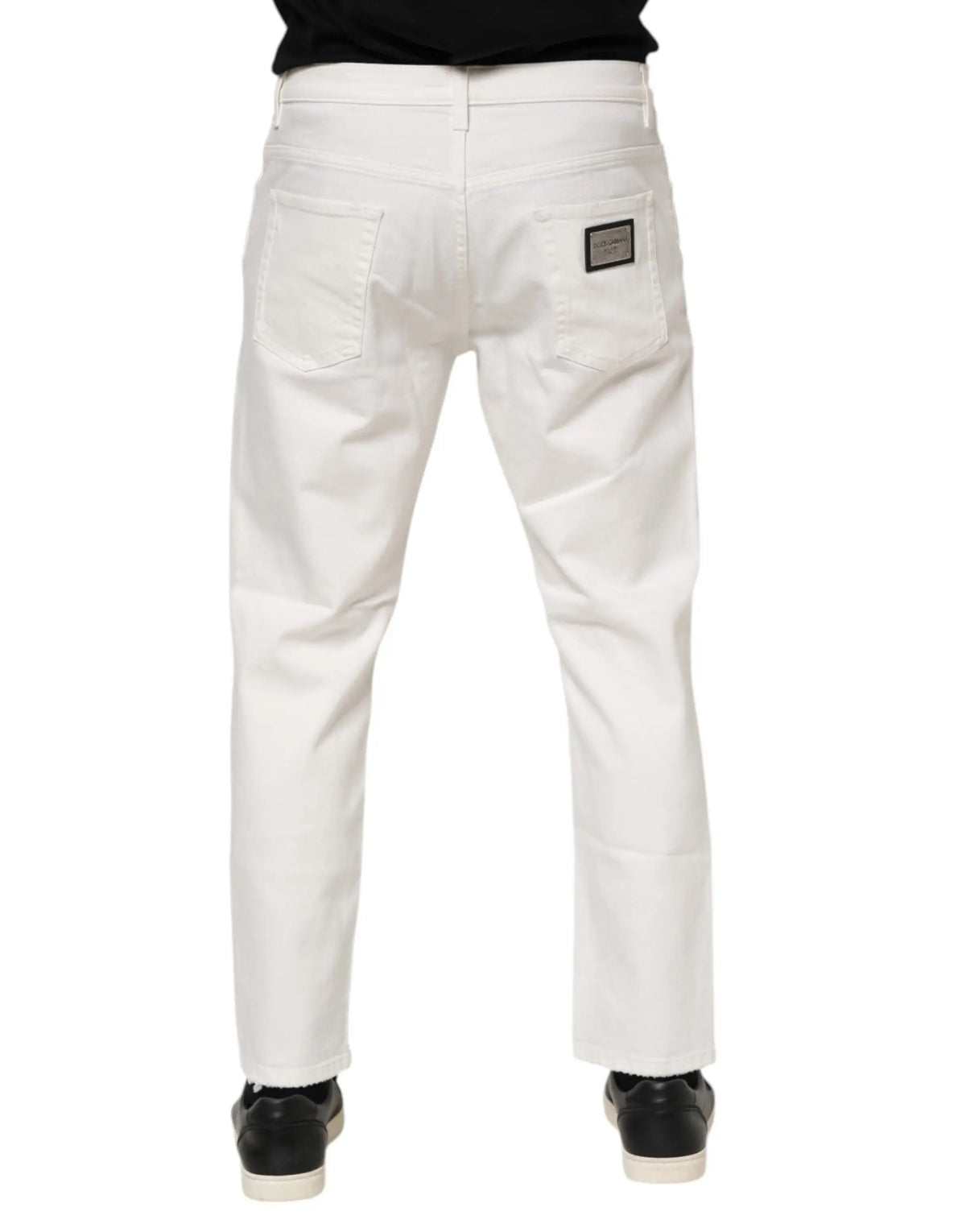 Jeans blancs en denim coton dolce & gabbana pour homme avec un patch noir rectangulaire sur la poche arrière droite