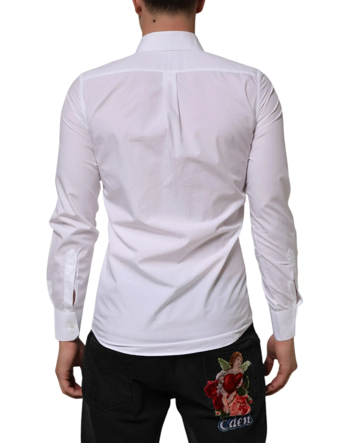 Chemise blanche dolce & gabbana en coton manches longues avec pli subtil au dos portée avec pantalon noir brodé de rose rouge
