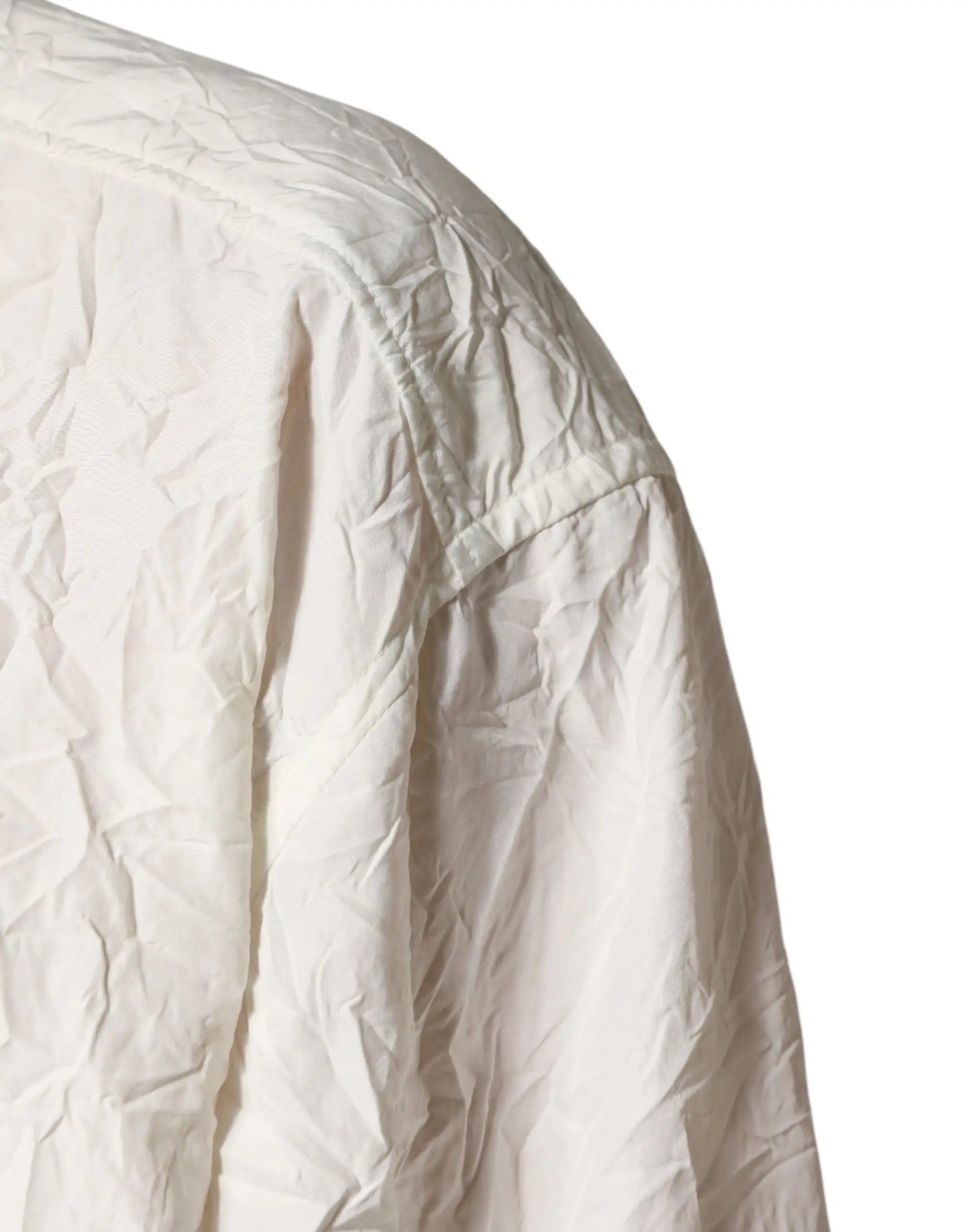 Épaule en tissu matelassé blanc froissé avec coutures visibles sur une chemise longue en coton pour homme dolce gabbana
