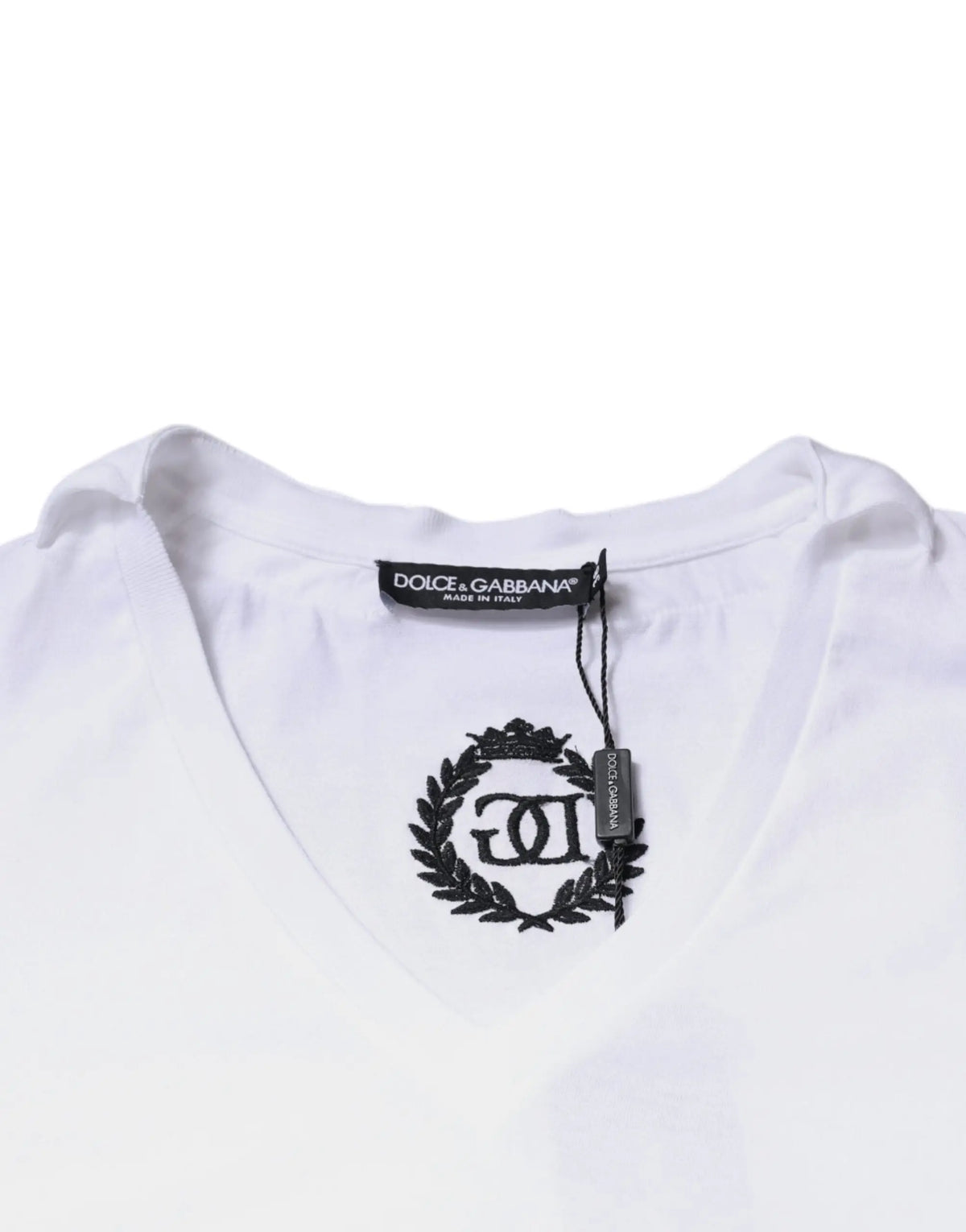 Dolce & gabbana t-shirt blanc en coton col v avec logo brodé noir et chaîne necklace court manches