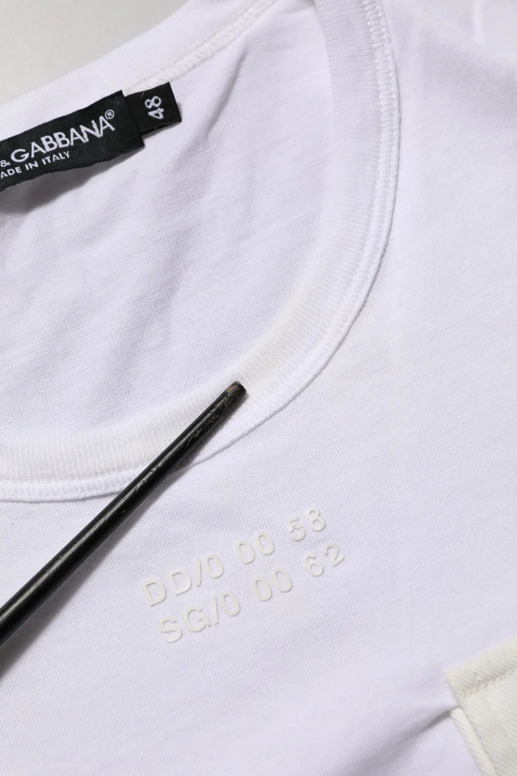 T-shirt dolce & gabbana blanc en coton avec col rond, logo embossé subtil et étiquette noire pour homme
