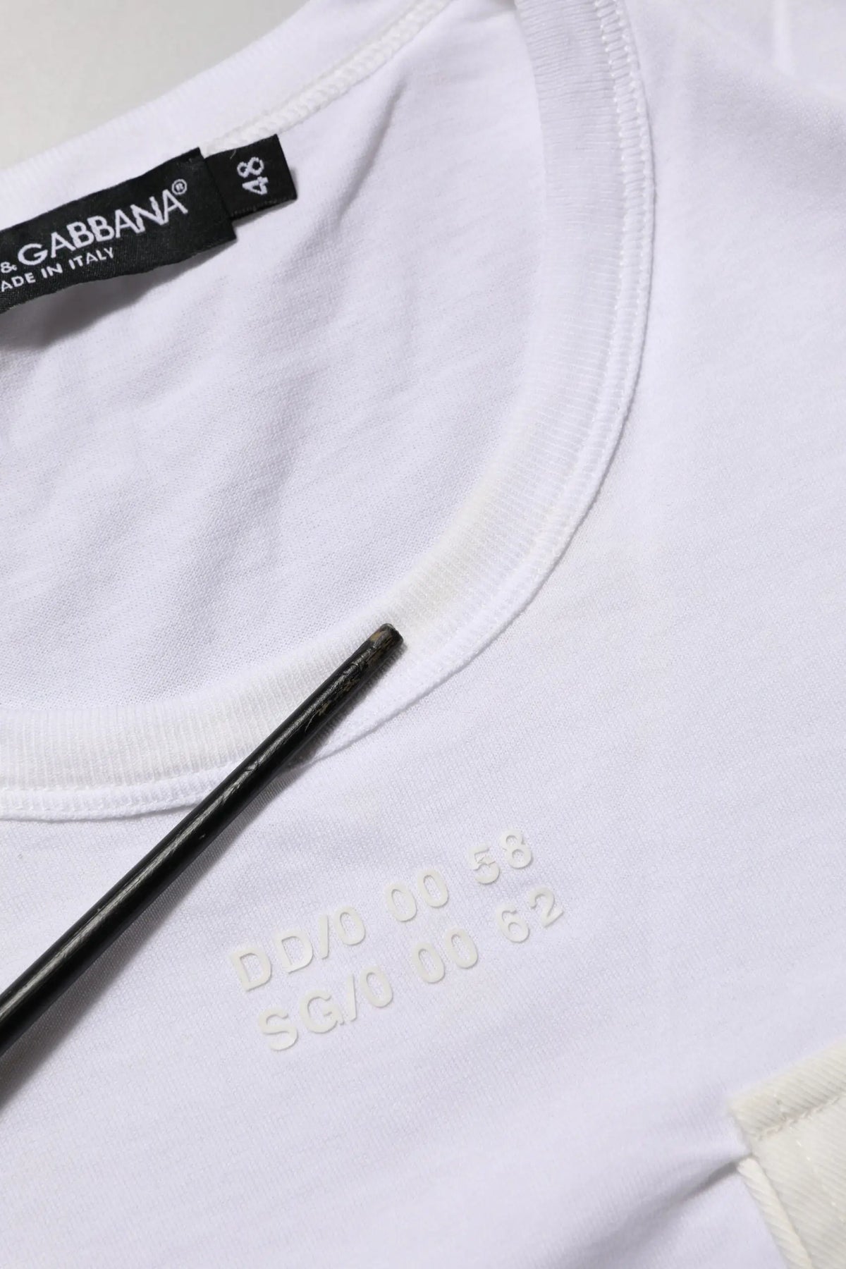 T-shirt dolce & gabbana blanc en coton avec col rond, logo embossé subtil et étiquette noire pour homme