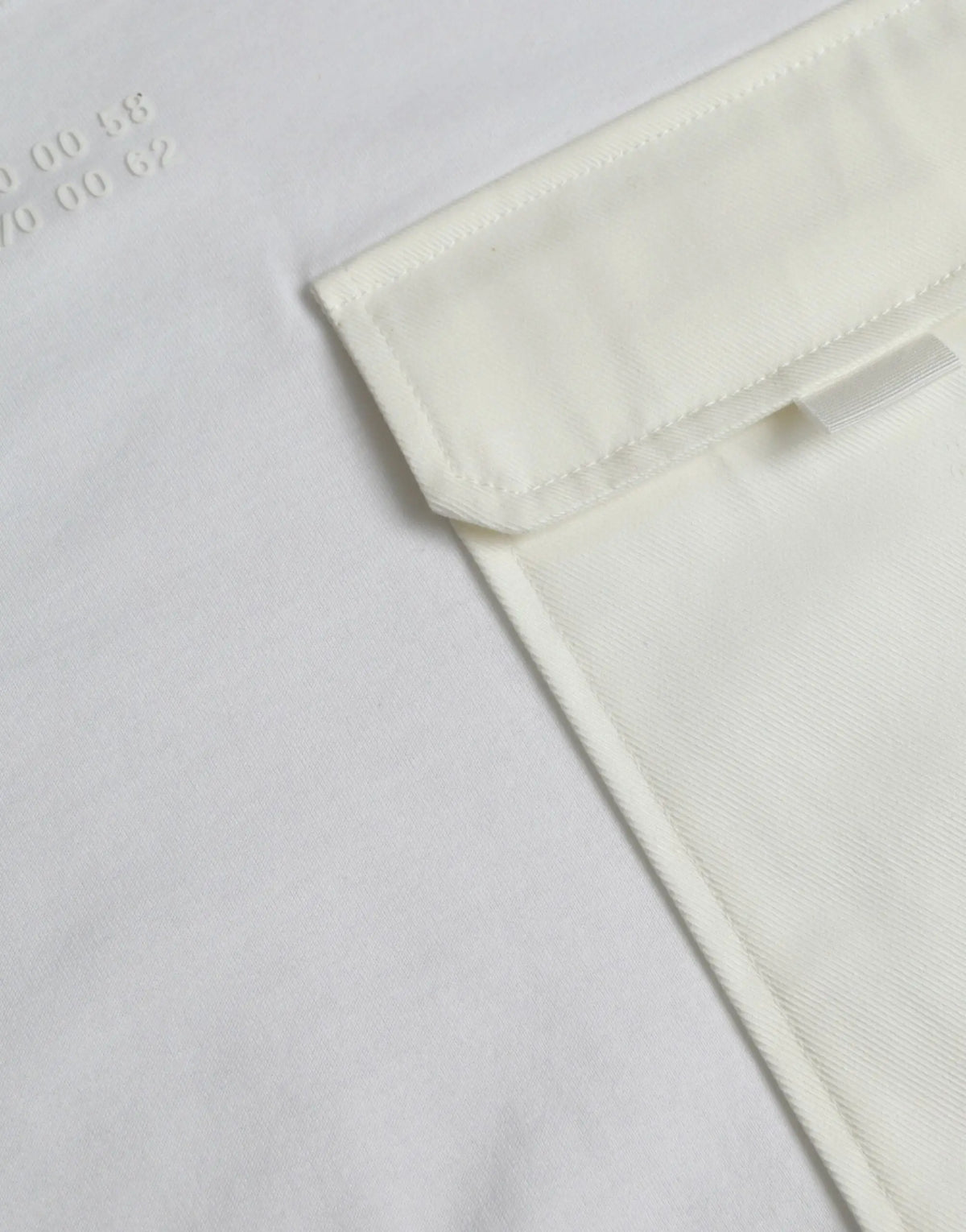Poche blanche en coton avec bords soigneusement cousus sur t-shirt à manches courtes dolce gabbana