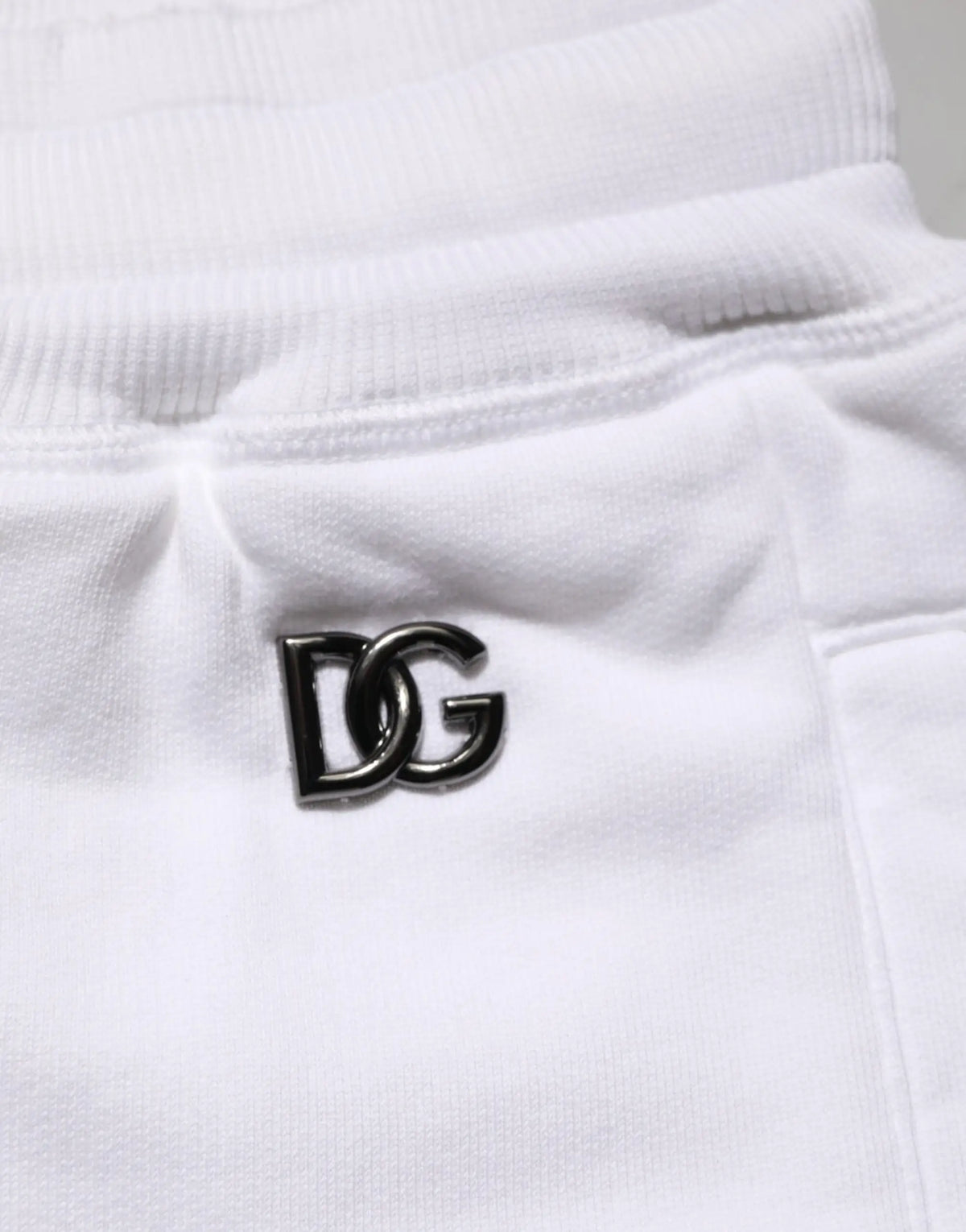 Pin logo dg métallique noir sur bermuda blanc en coton déchiré dolce & gabbana