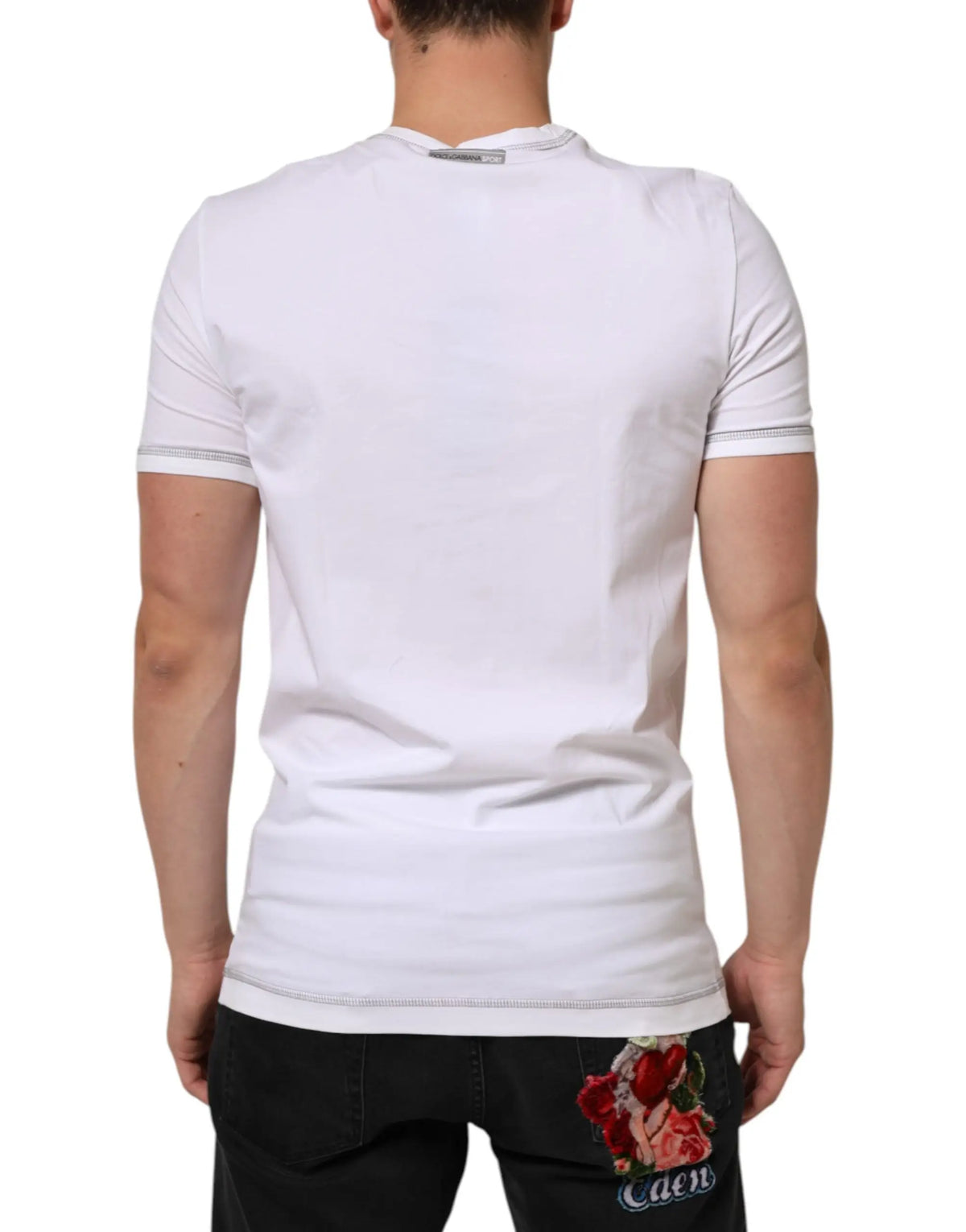 Dolce & gabbana t-shirt blanc en coton manches courtes avec bord gris subtil et pantalon noir avec motif rose brodé