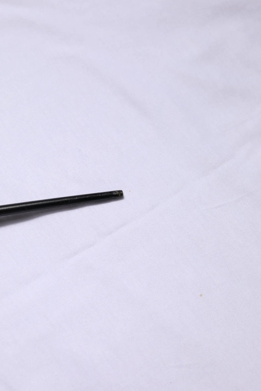 Baril de stylo cylindrique noir à finition mate avec t-shirt blanc en coton à manches courtes col rond de dolce & gabbana