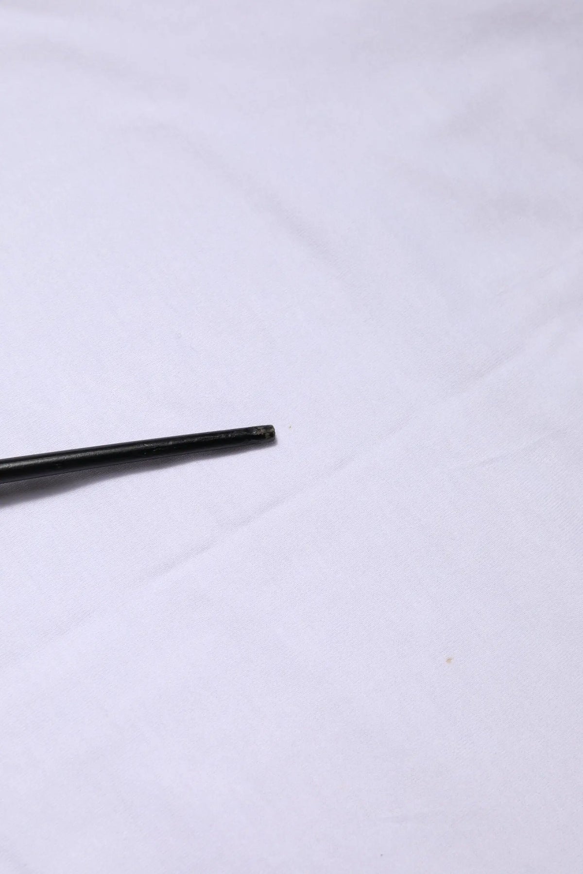 Baril de stylo cylindrique noir à finition mate avec t-shirt blanc en coton à manches courtes col rond de dolce & gabbana