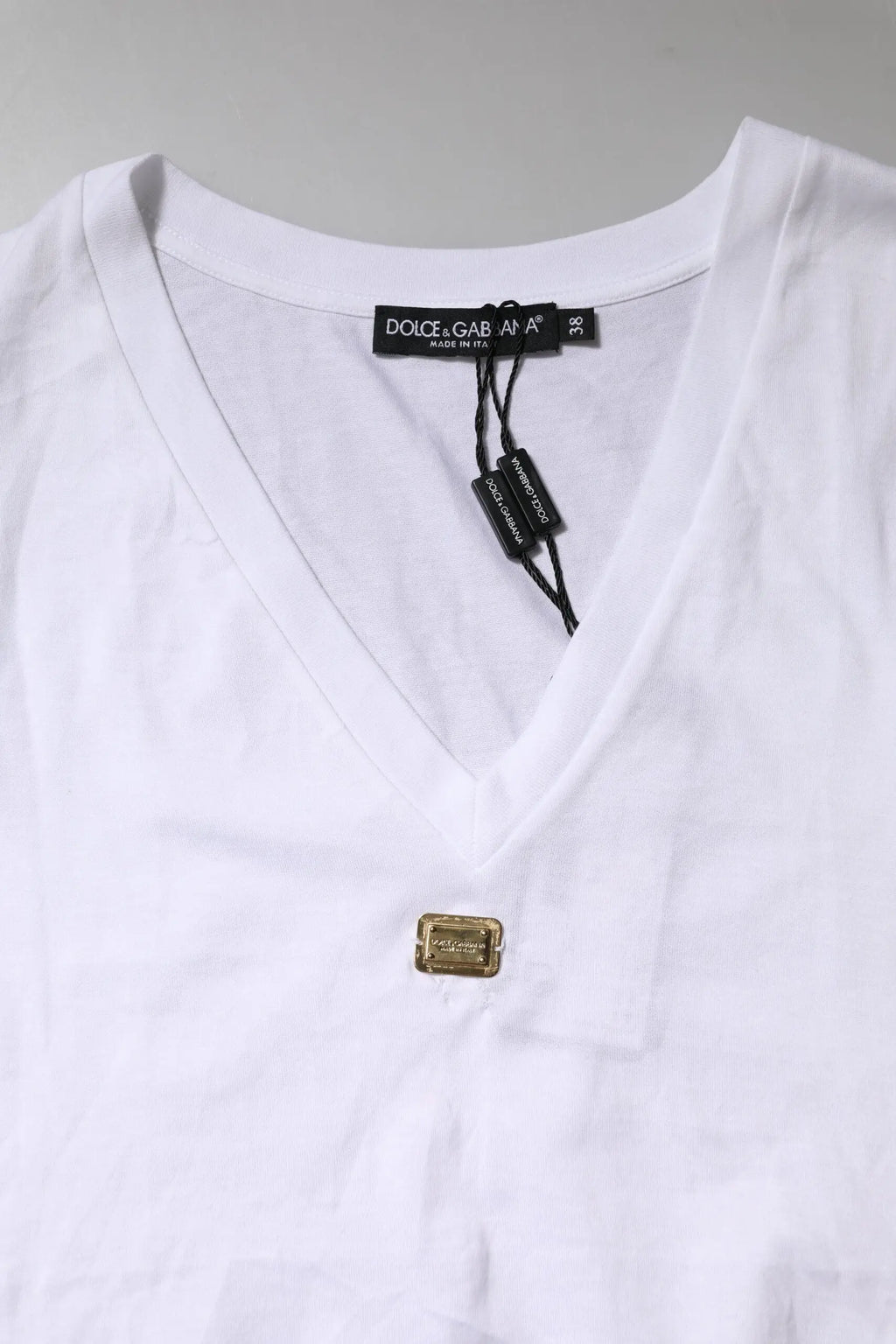 Top blanc dolce & gabbana en coton manches courtes col v avec plaque de marque dorée au centre du col