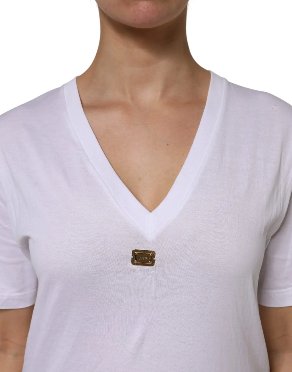 T-shirt blanc dolce & gabbana en coton avec col en v et plaque de marque rectangulaire dorée au centre poitrine