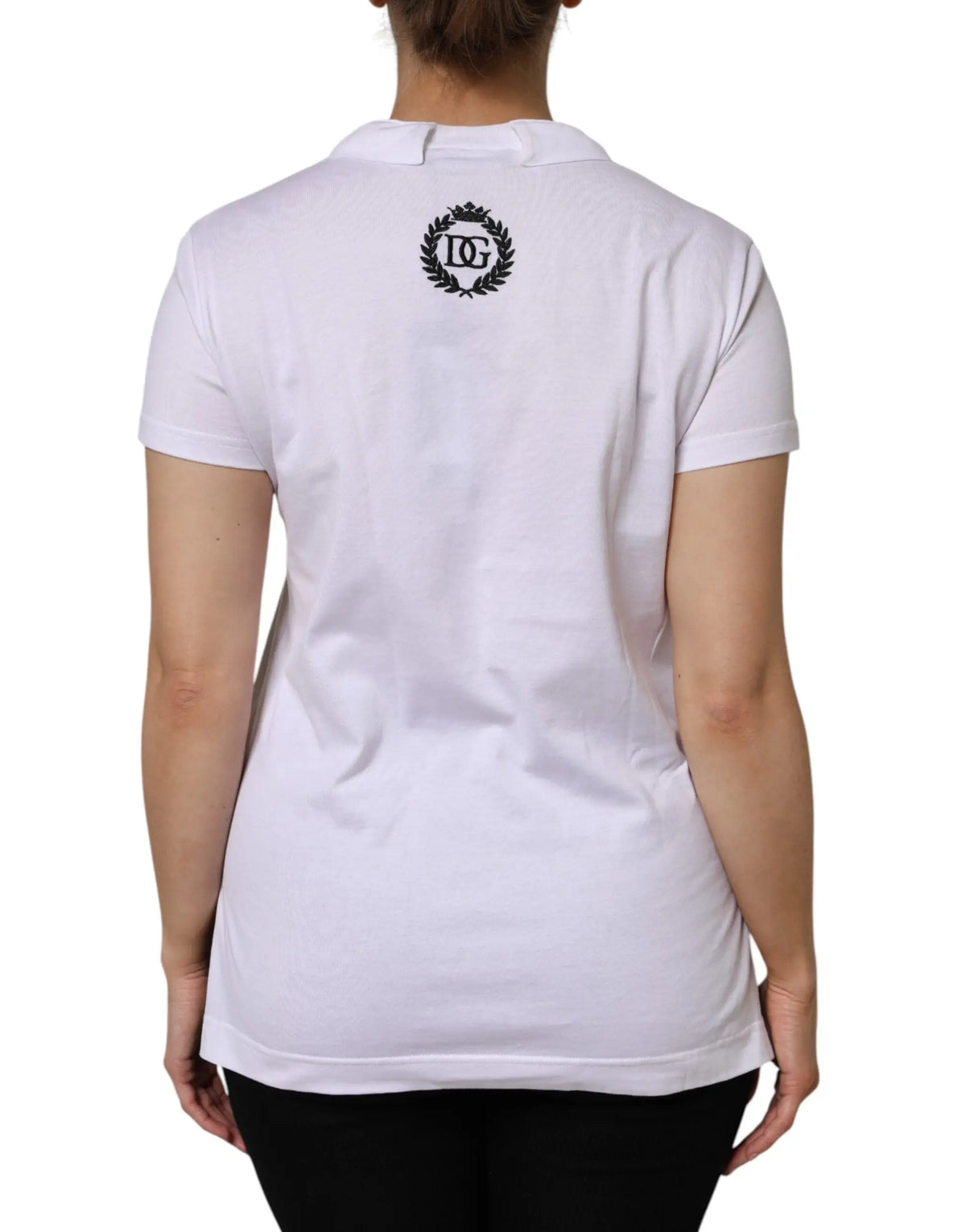 Vue arrière d’un t-shirt blanc dolce & gabbana en coton à col v manches courtes avec logo noir brodé