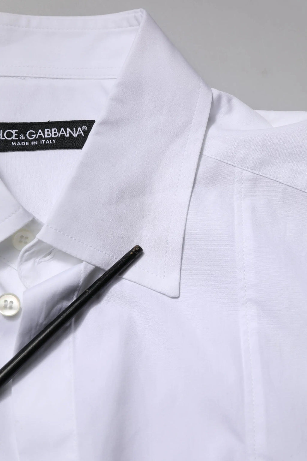 Chemise blanche dolce gabbana en coton à manches courtes avec col net et fermeture boutonnée pour tenue formelle