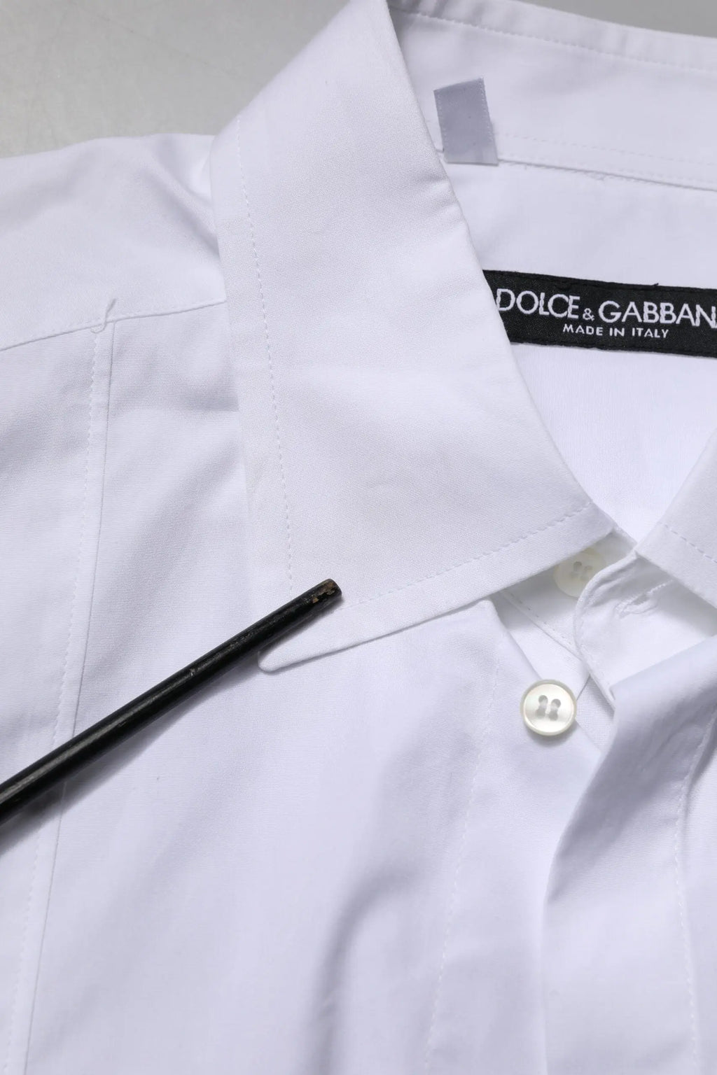 Chemise blanche dolce & gabbana pour homme en coton avec col net et boutonnière, étiquette noire brodée au col intérieur