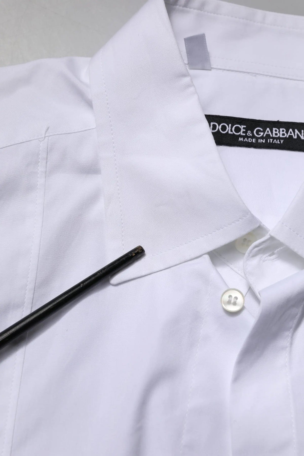 Chemise blanche dolce & gabbana pour homme en coton avec col net et boutonnière, étiquette noire brodée au col intérieur