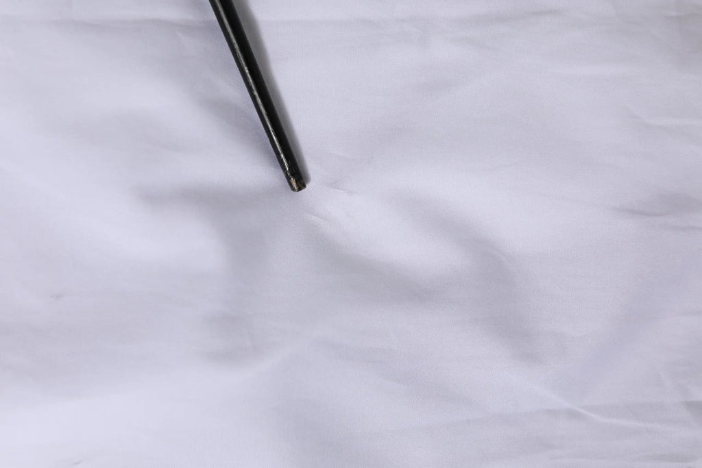 Pointe de crayon métallique noire affichée avec chemise homme formelle dolce & gabbana coton blanc manches courtes