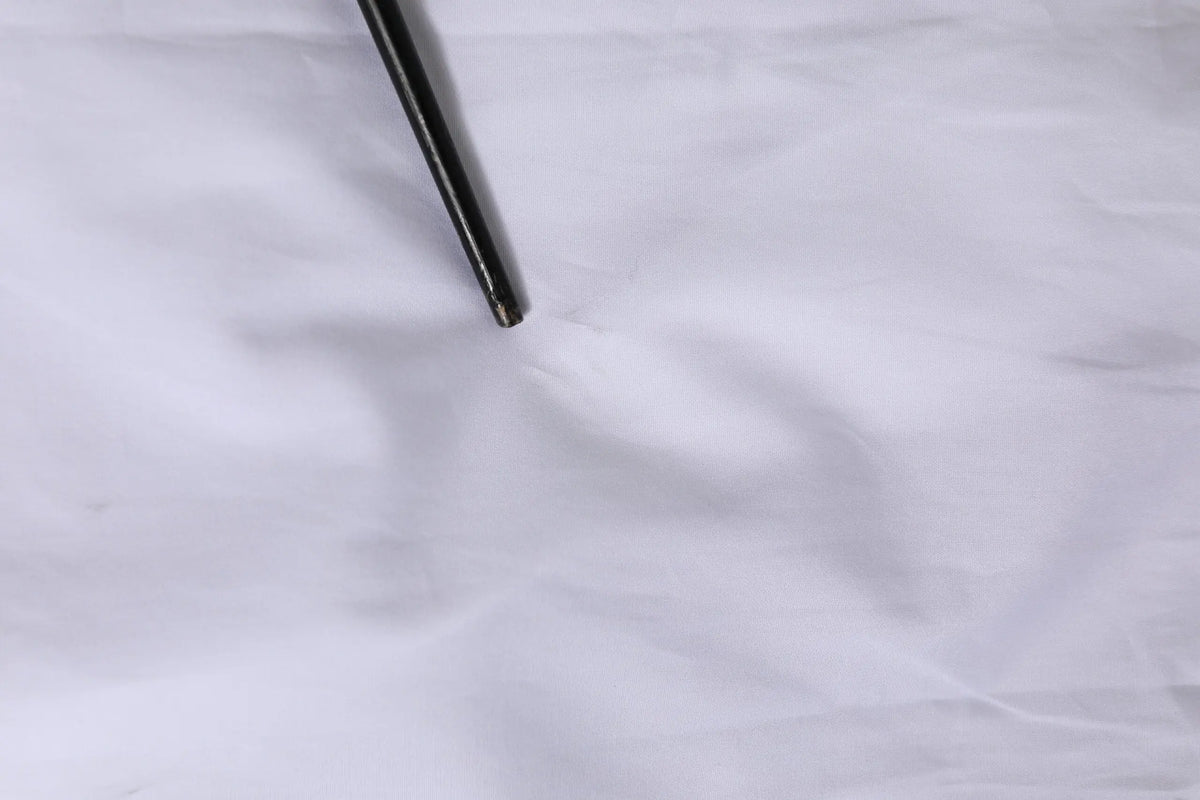 Pointe de crayon métallique noire affichée avec chemise homme formelle dolce & gabbana coton blanc manches courtes