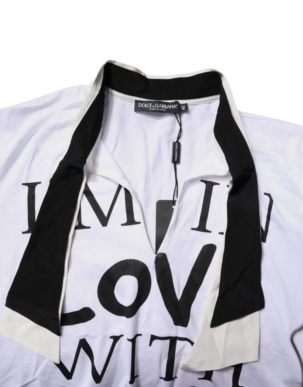 T-shirt dolce & gabbana blanc en mélange coton soie avec col ascot, lettres noires et bordure contrastée noir et blanc