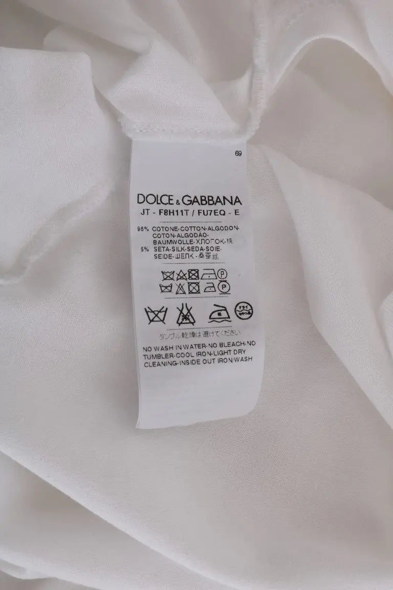 Étiquette d entretien blanche dolce & gabbana avec texte noir sur t-shirt blanc en coton et soie
