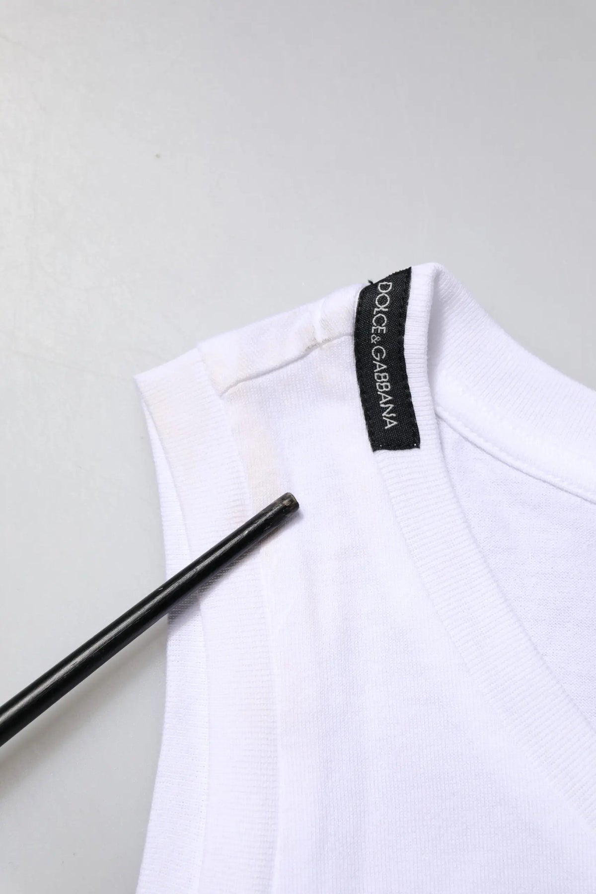 Top blanc sans manches en coton dolce and gabbana avec étiquette noire au col