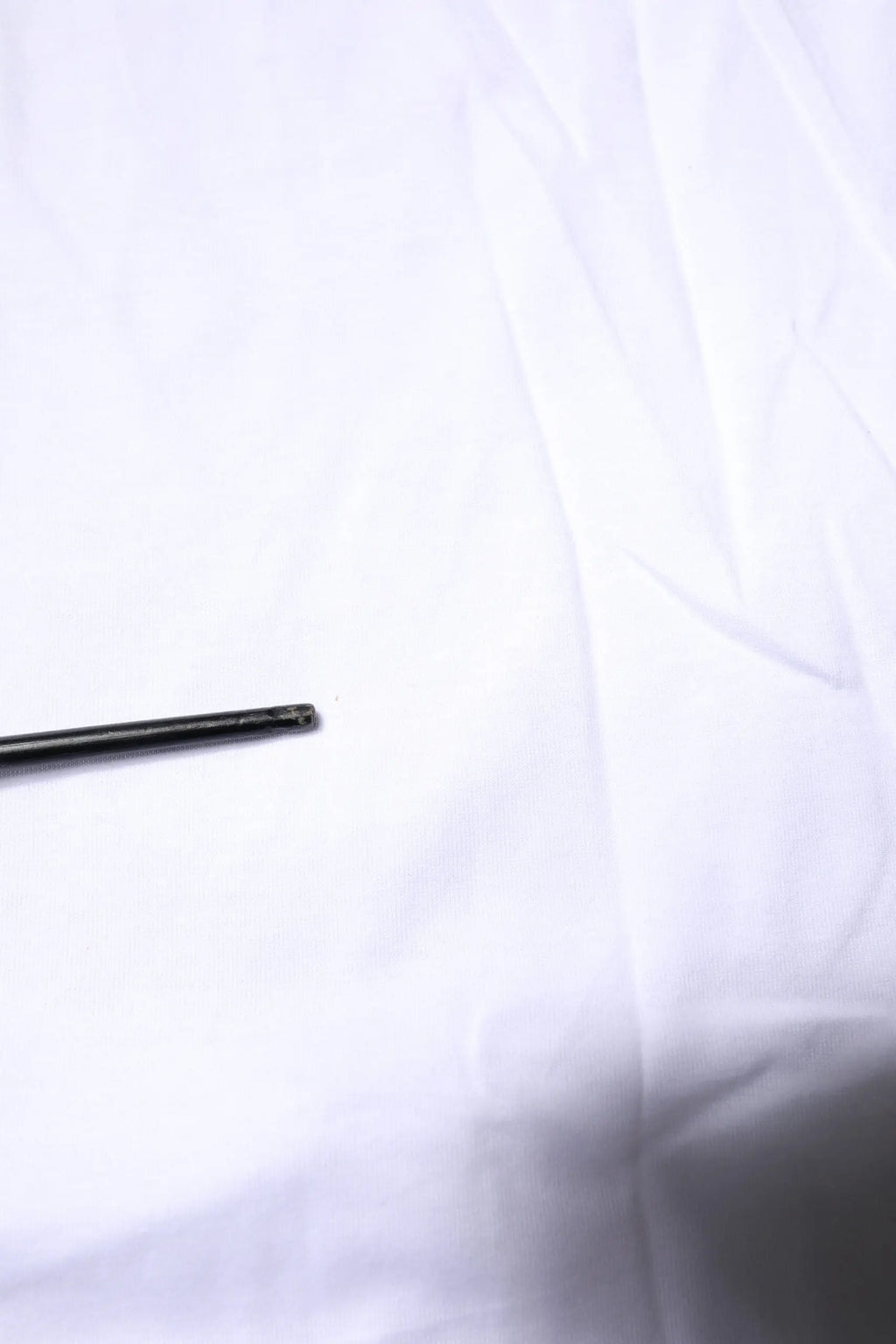 Stylo noir cylindrique mat avec finition douce et t shirt débardeur imprimé en coton blanc dolce gabbana