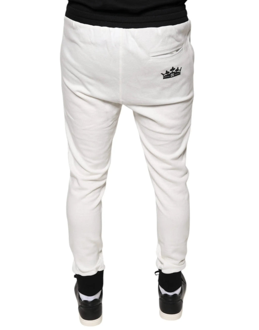 Vue arrière des joggers homme slim dolce & gabbana blancs en coton avec logo couronne noir sur la poche arrière