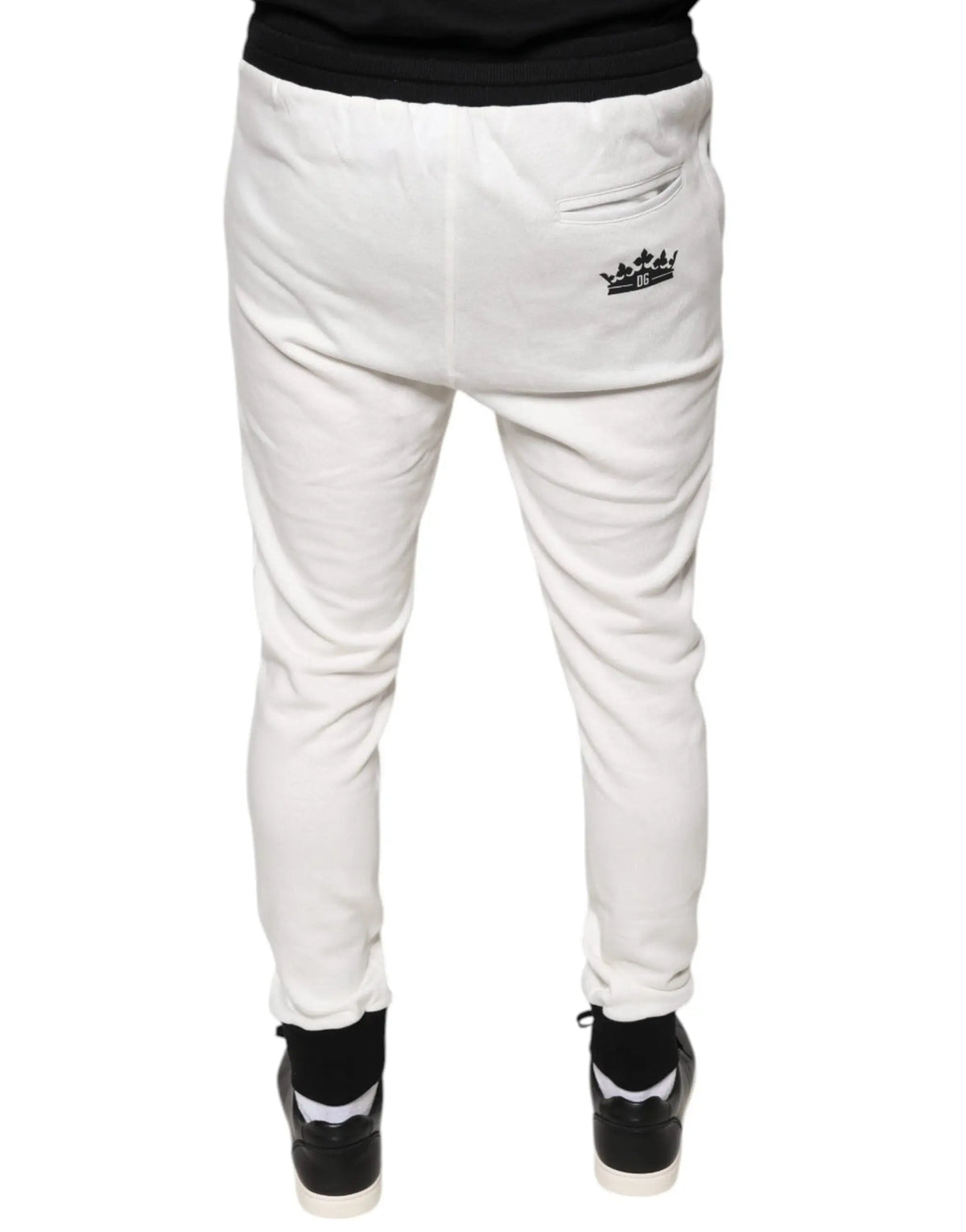 Vue arrière des joggers homme slim dolce & gabbana blancs en coton avec logo couronne noir sur la poche arrière
