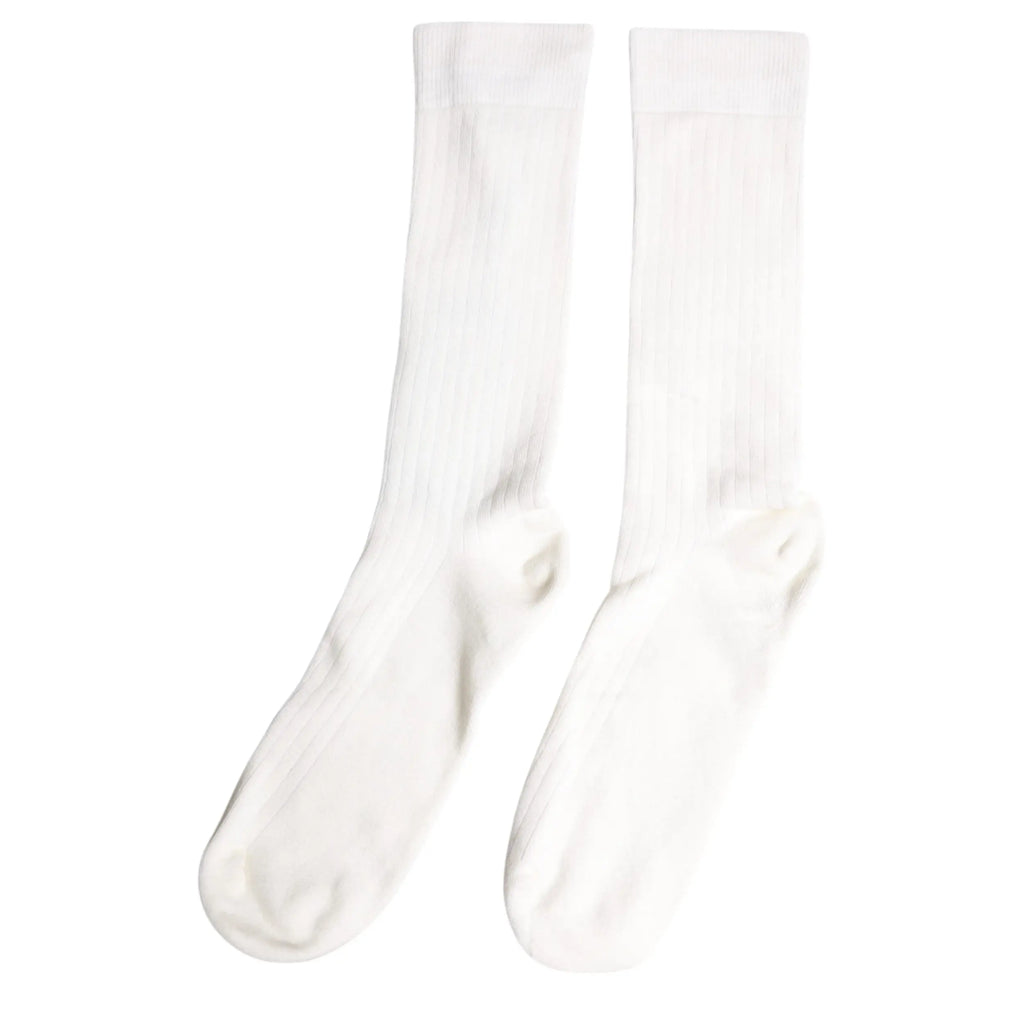 Une paire de chaussettes mi-mollet blanches en coton dolce & gabbana avec texture côtelée douce et bords repliés