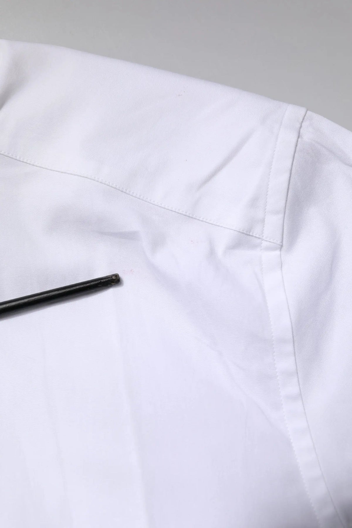 Col blanc en coton avec couture soignée et léger éclat pour chemise habillée formelle dolce & gabbana stretch gold
