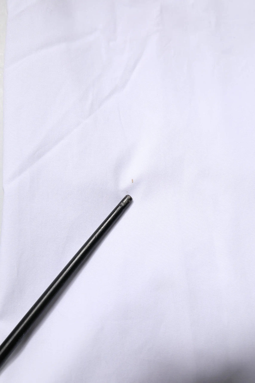Objet cylindrique noir avec surface légèrement texturée et extrémité arrondie pour chemise formelle dolce & gabbana coton blanc gold stretch