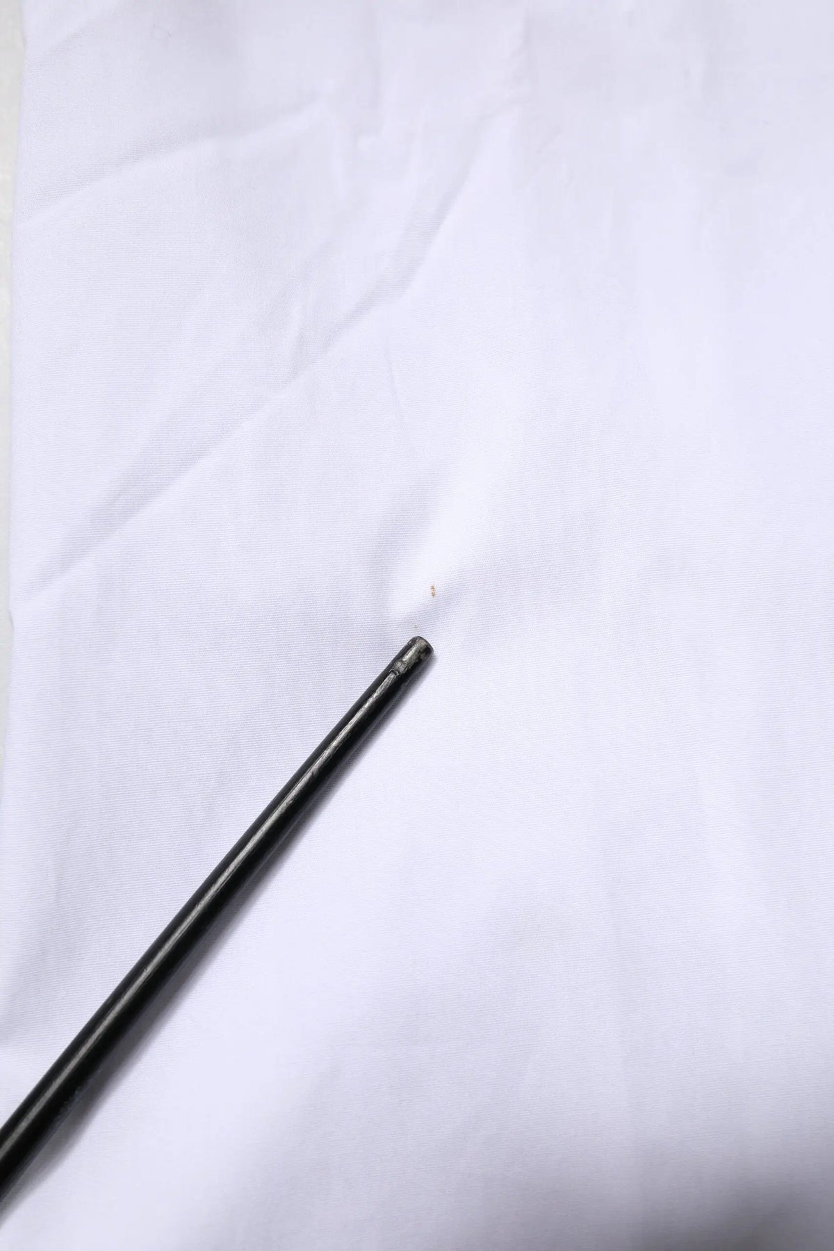 Objet cylindrique noir avec surface légèrement texturée et extrémité arrondie pour chemise formelle dolce & gabbana coton blanc gold stretch