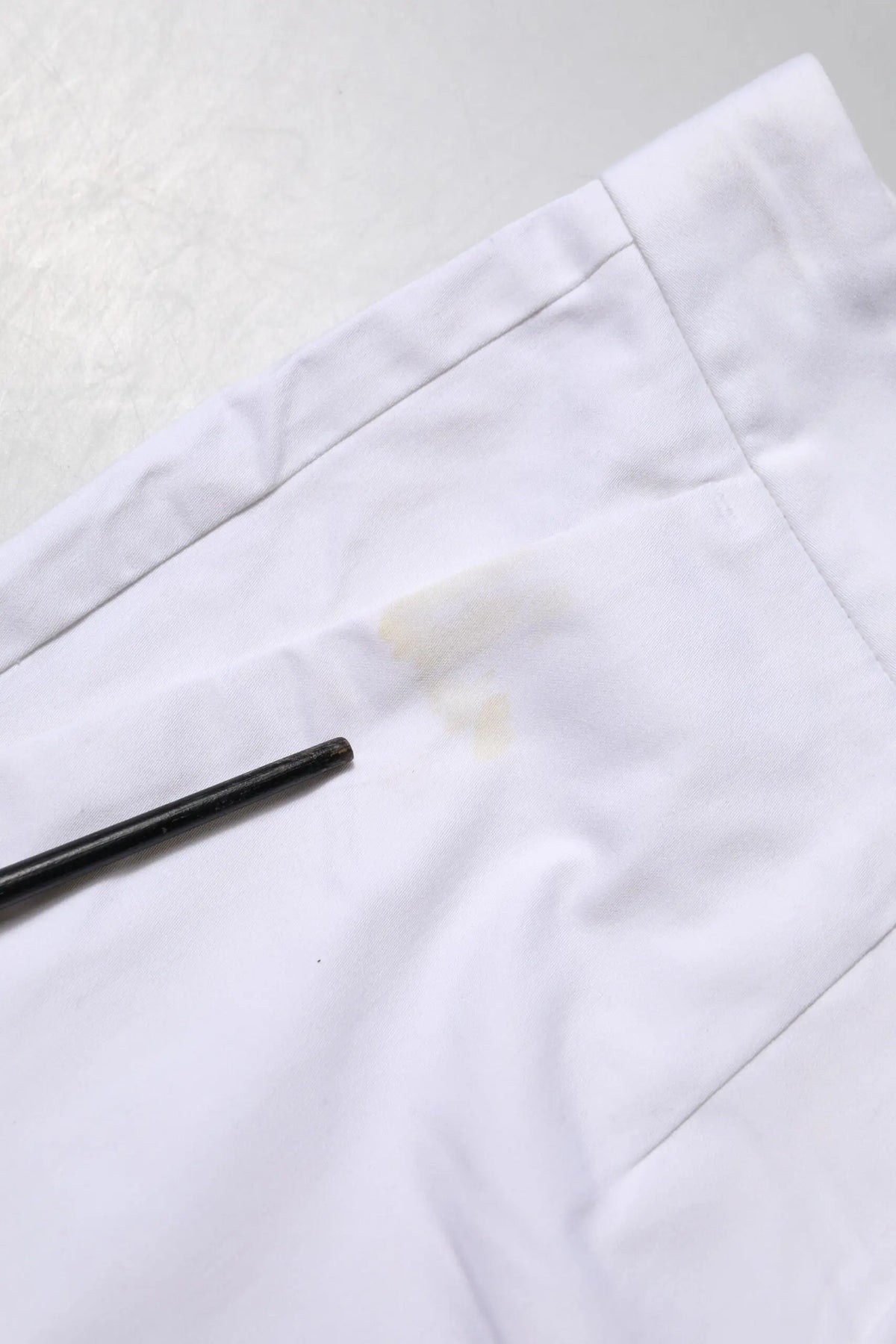 Pantalon en coton blanc dolce & gabbana extensible taille mi-haute avec une tache jaune près de la ceinture