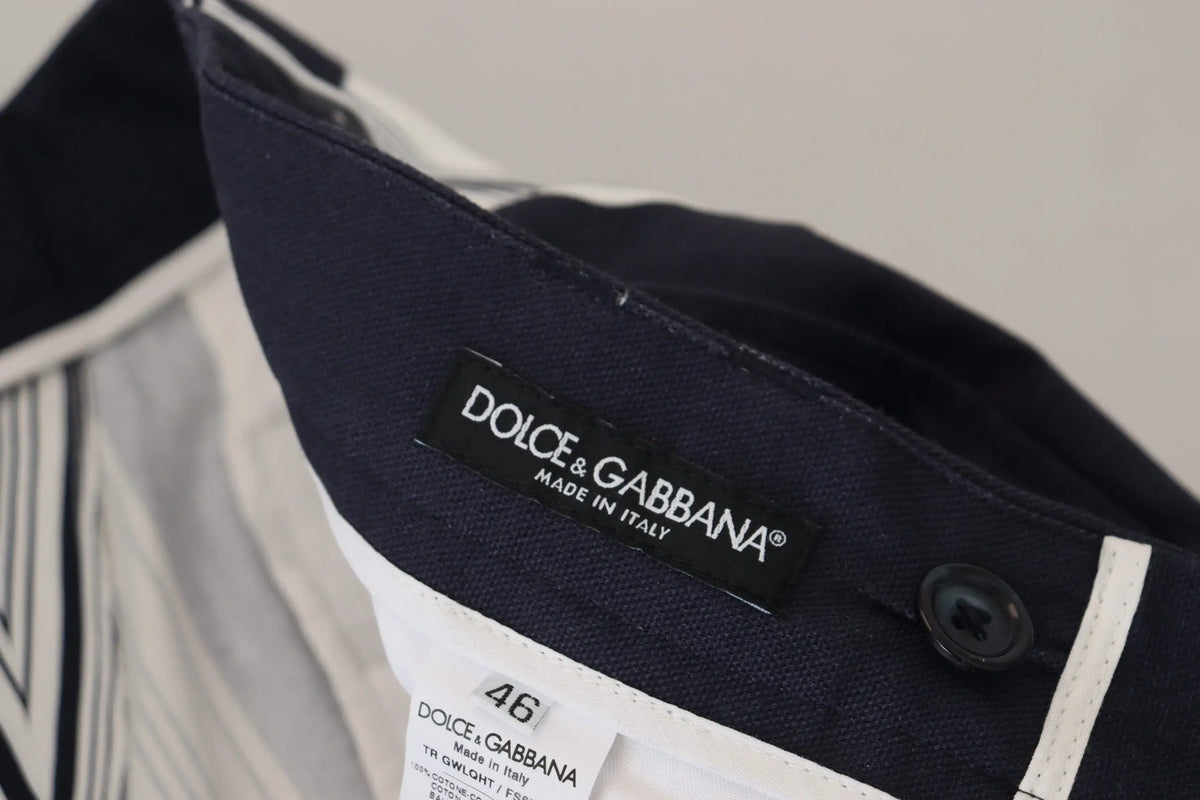 Étiquette noire dolce & gabbana taille 46 sur tissu bleu marine foncé d’un pantalon court blanc rayé en coton