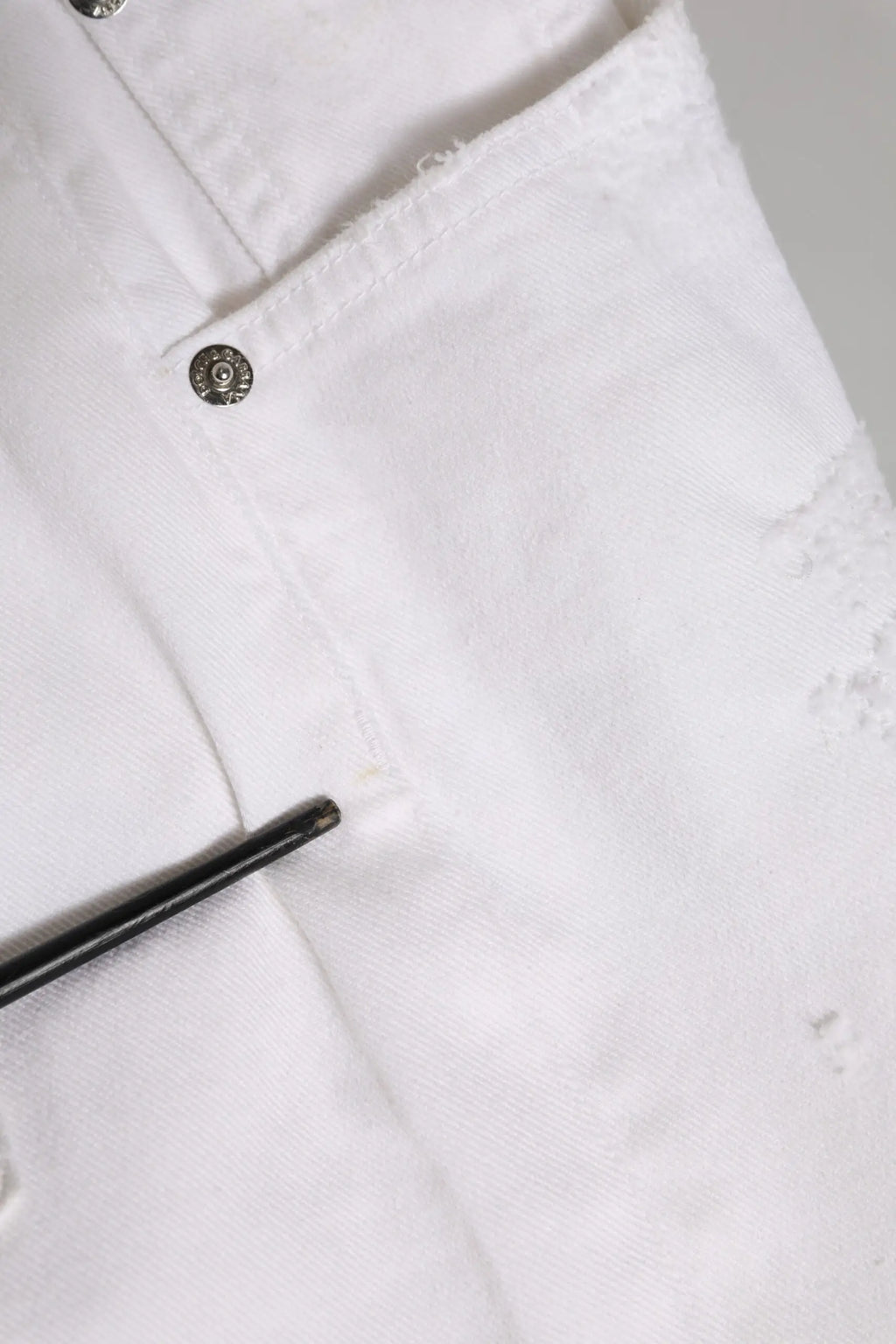 Jean boyfriend blanc en coton dolce & gabbana avec texture déchirée et bouton argenté