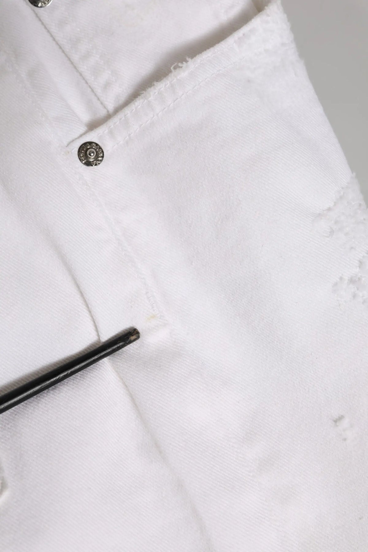 Jean boyfriend blanc en coton dolce & gabbana avec texture déchirée et bouton argenté
