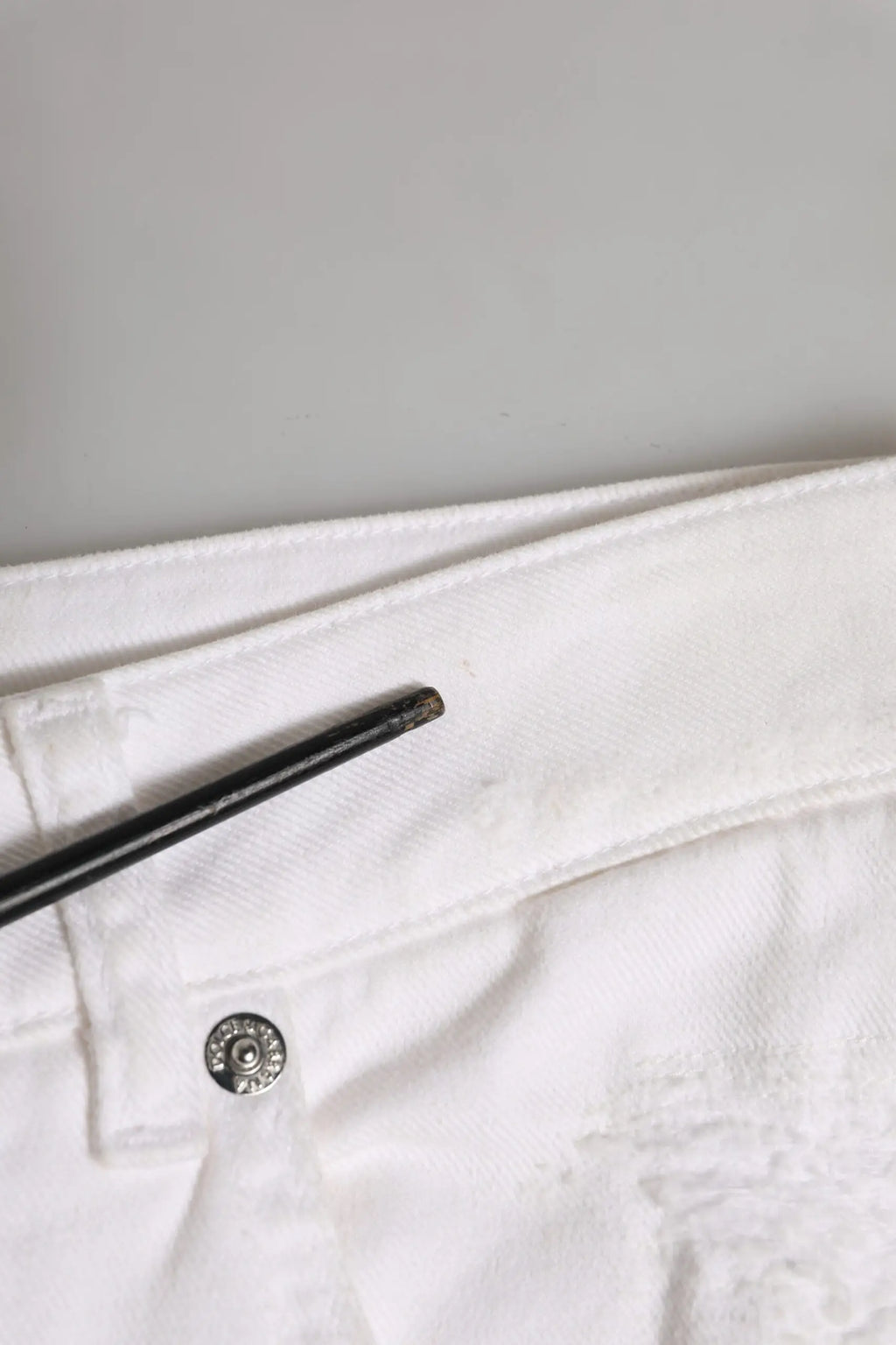 Dolce & gabbana jean boyfriend blanc en coton avec bouton argenté et coutures noires en denim tattered