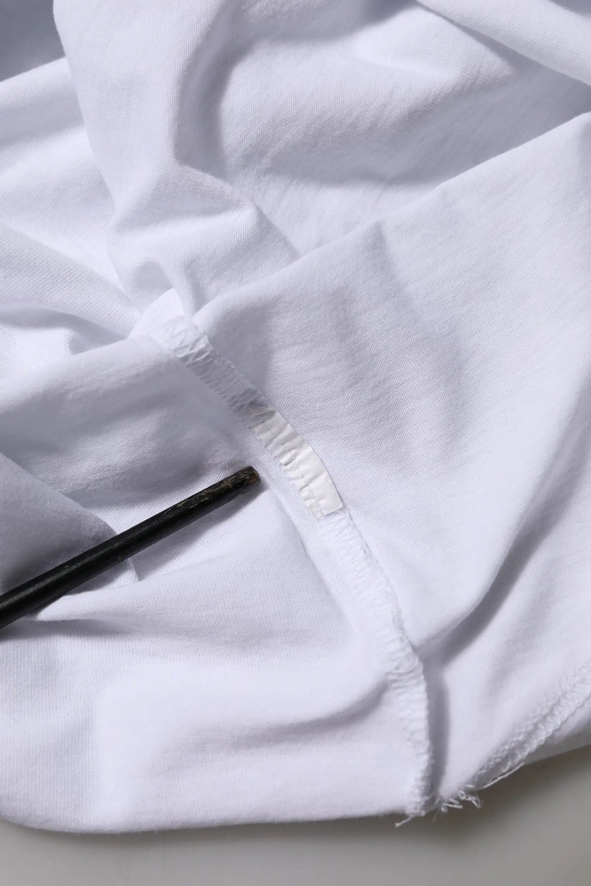 T-shirt dolce gucci blanc en coton avec col en v manches courtes tissu doux légèrement froissé couture soignée