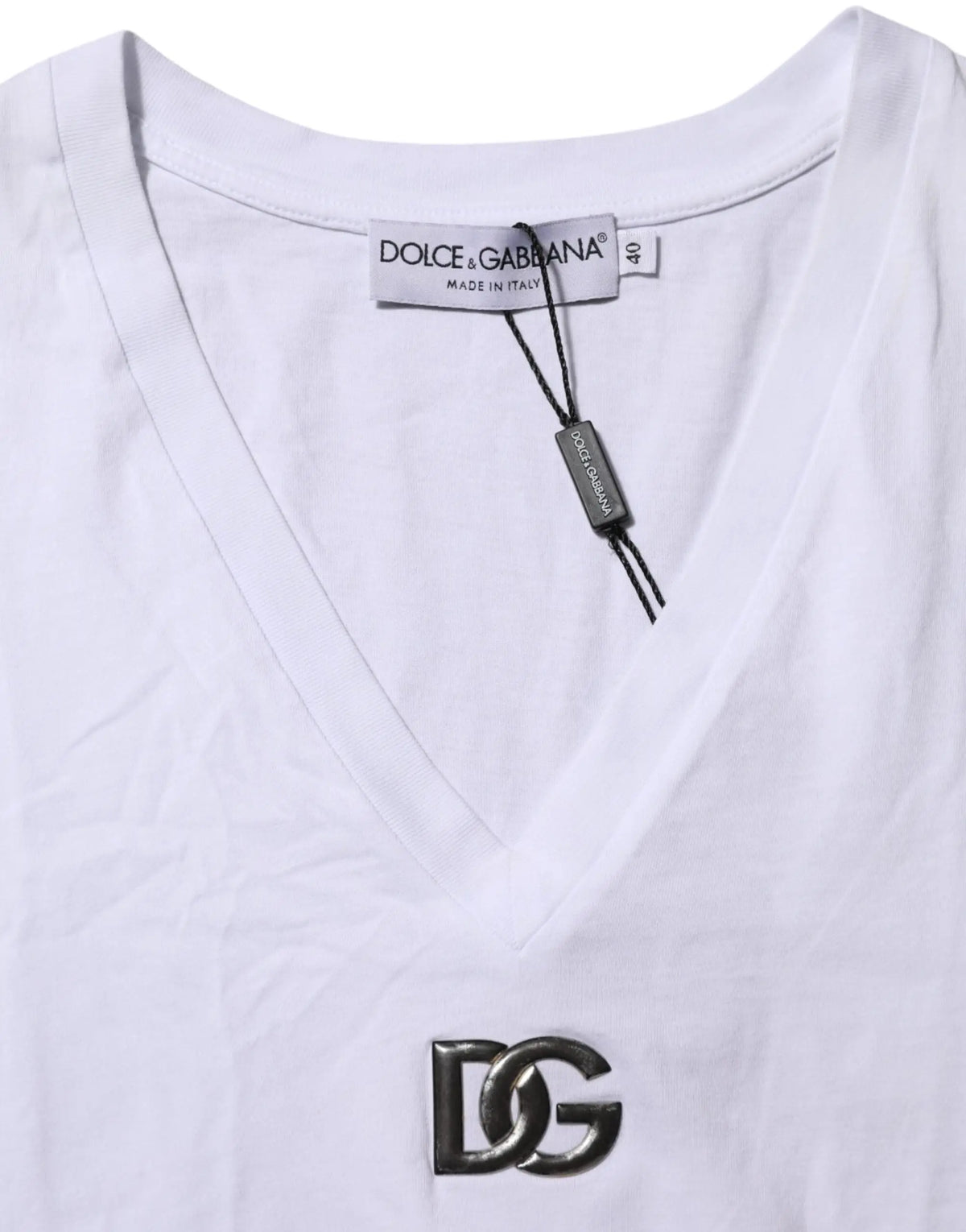 T-shirt dolce gabbana blanc en coton col v manches courtes avec logo dg métallique au centre