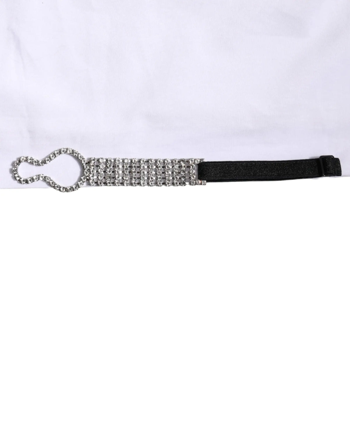 Une ceinture élastique noire ornée de strass clairs avec une boucle infini élégante pour chemise dolce & gabbana