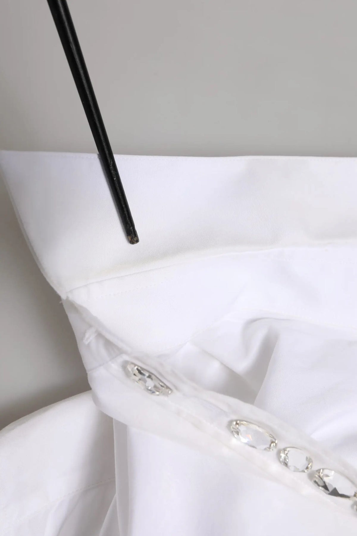 Blouse blanche en satin dolce & gabbana avec rangée d’embellissements cristaux clairs le long du col