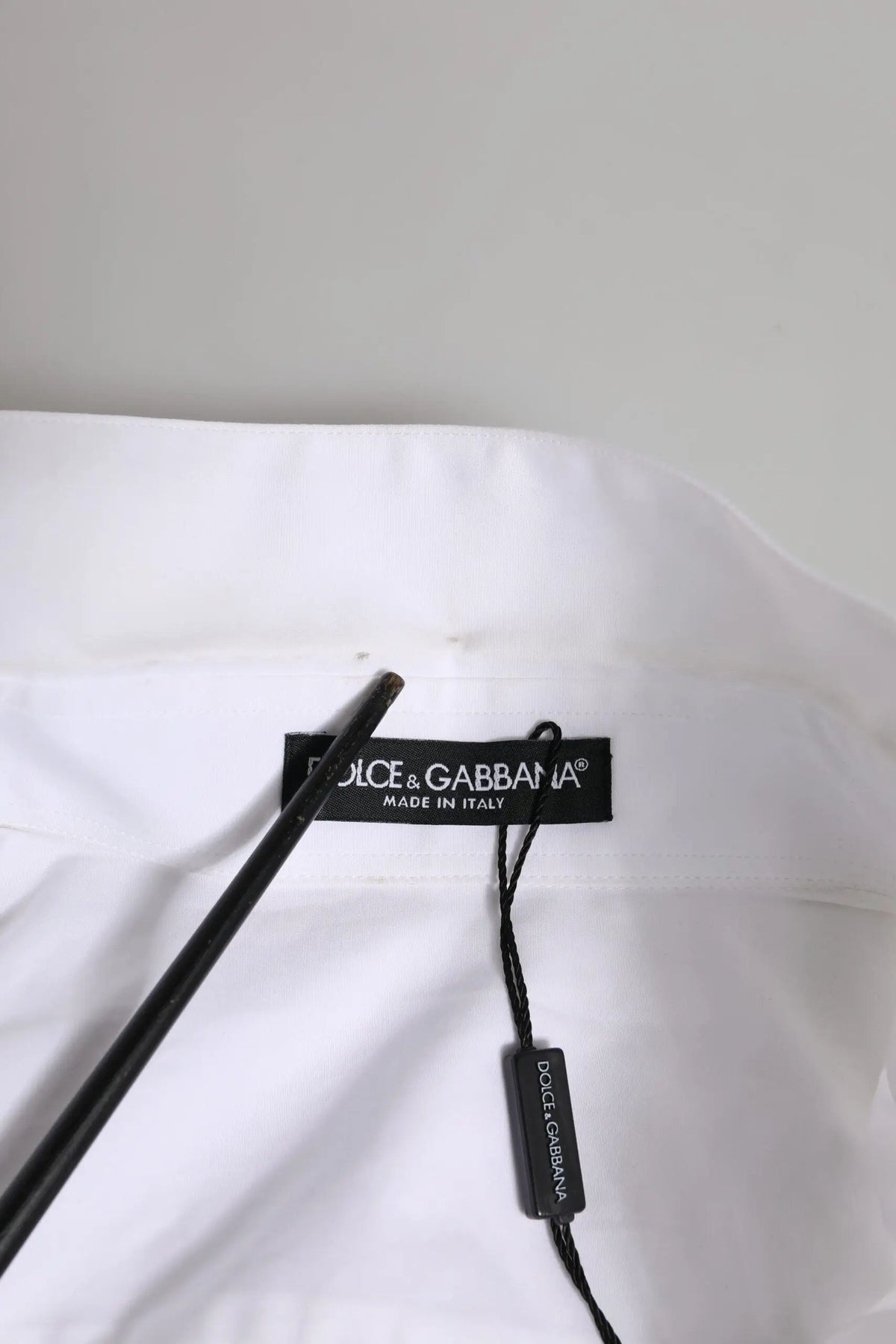 Étiquette blanche dolce & gabbana avec étiquette noire et texte made in italy sur chemise blanche ornée de cristaux