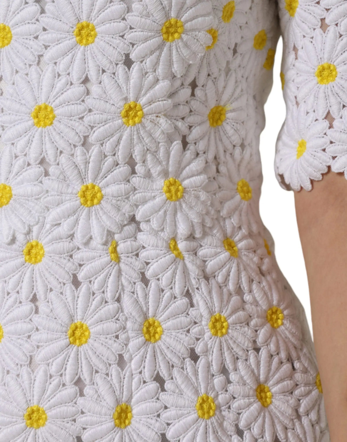 Robe midi sheath blanche en dentelle macramé dolce & gabbana ornée de marguerites brodées aux centres jaunes