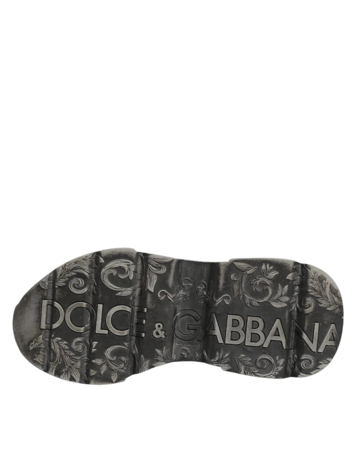 Semelle en caoutchouc noire avec logo dolce & gabbana embossé argent et motifs floraux baroques sur sneakers daymaster blanches en cuir