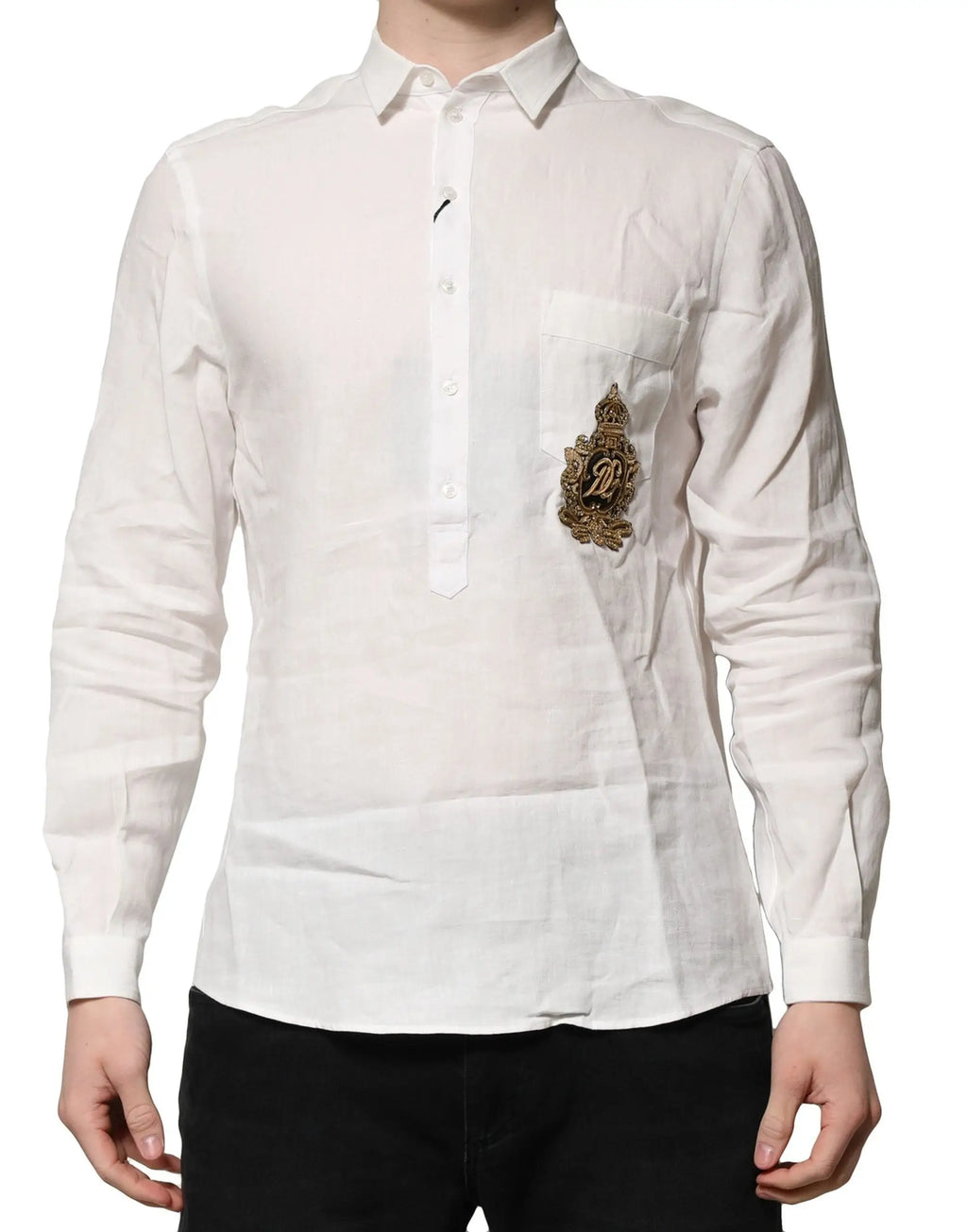 Chemise blanche dolce & gabbana à manches longues avec écusson doré brodé sur la poche poitrine formelle