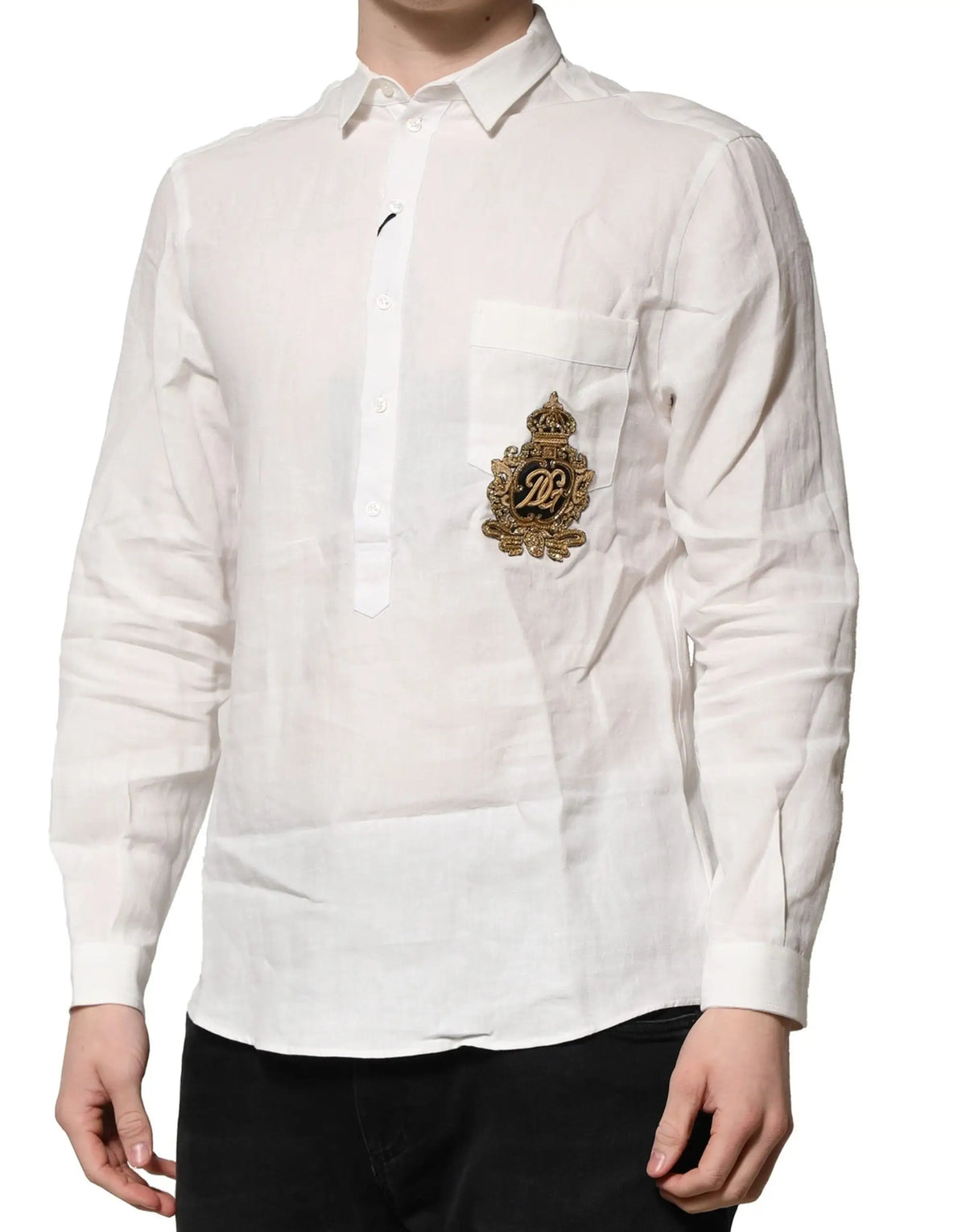 Chemise blanche dolce & gabbana à manches longues avec broderie dorée sur la poche poitrine élégante et formelle