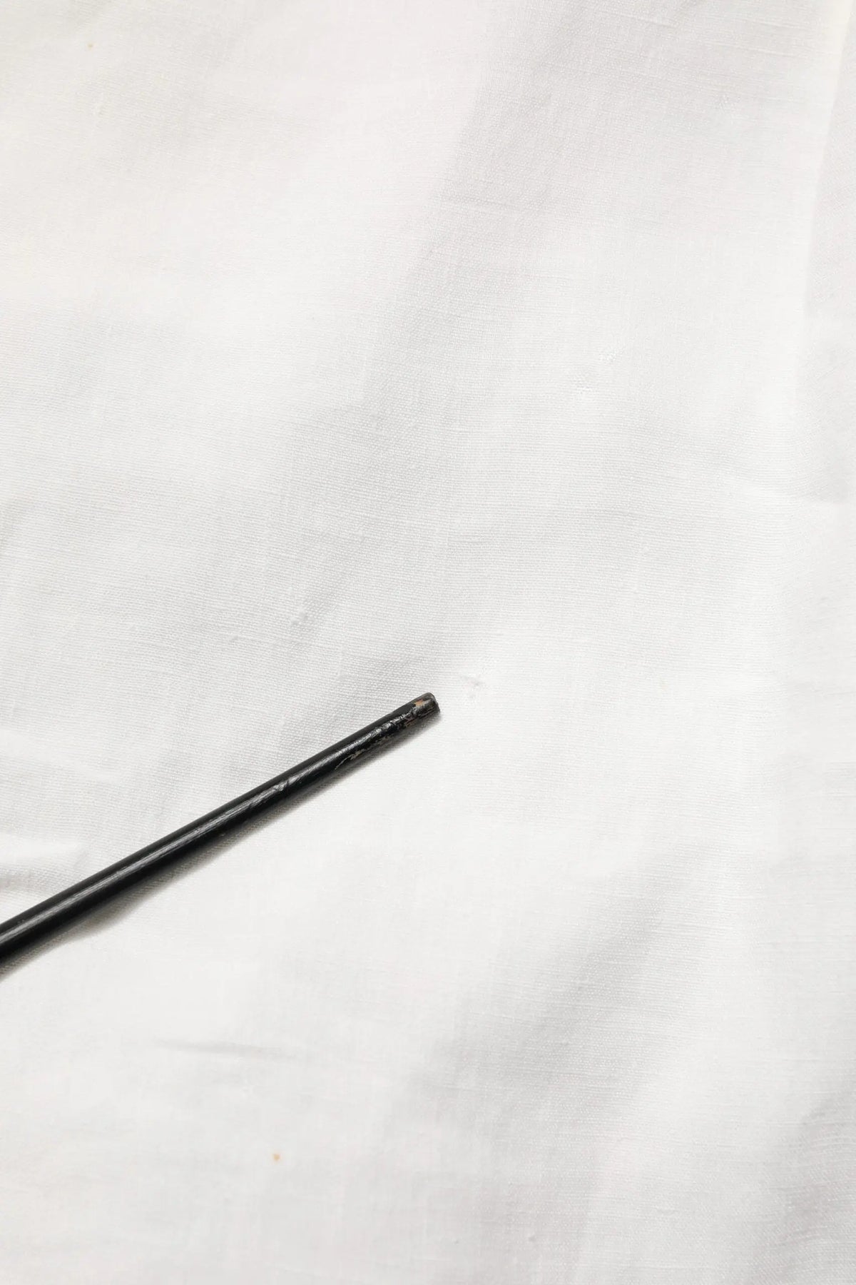 Crayon cylindrique noir mat avec finition douce pour la chemise formelle blanche dolce & gabbana dg crown embellish